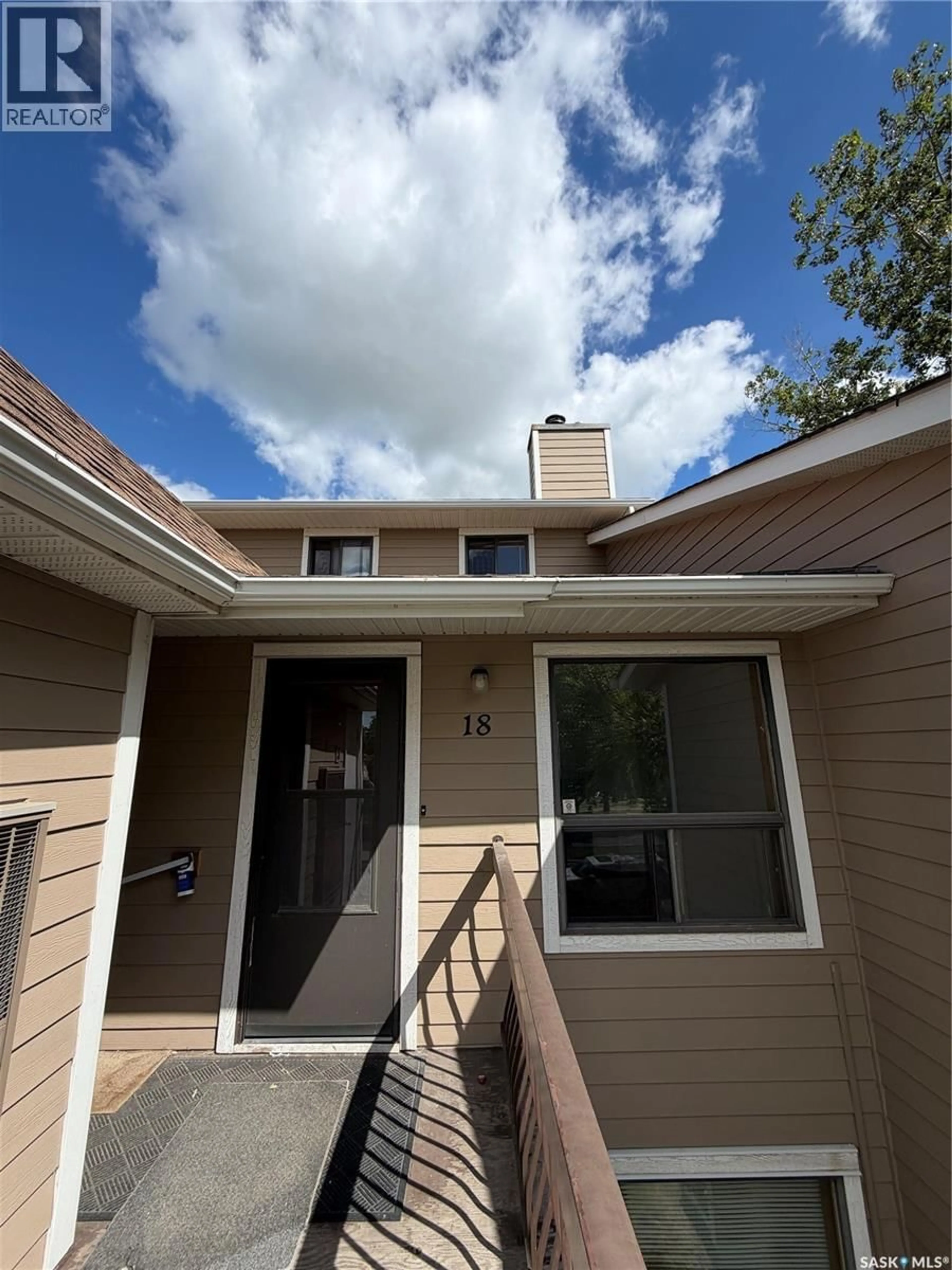 Home with vinyl exterior material, unknown for 18 CEDAR MEADOW DRIVE, Regina Saskatchewan S4X3J6