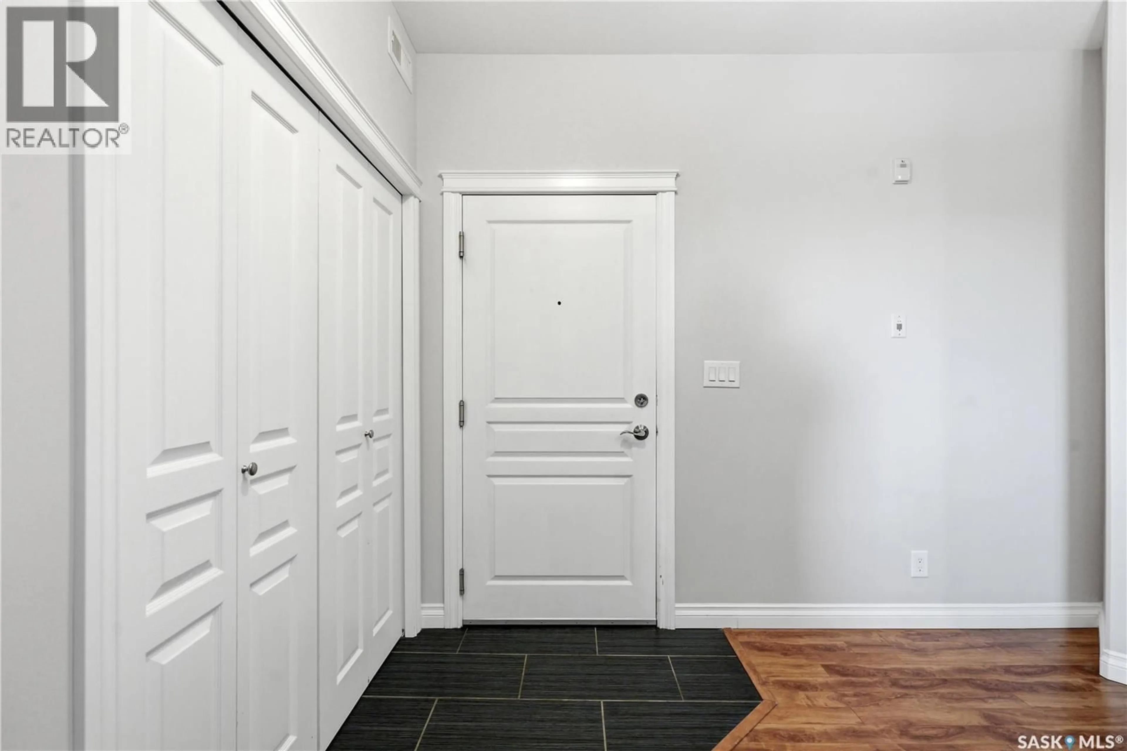 Indoor entryway for 412 - 213 WILLOWGROVE SQUARE, Saskatoon Saskatchewan S7W0T2