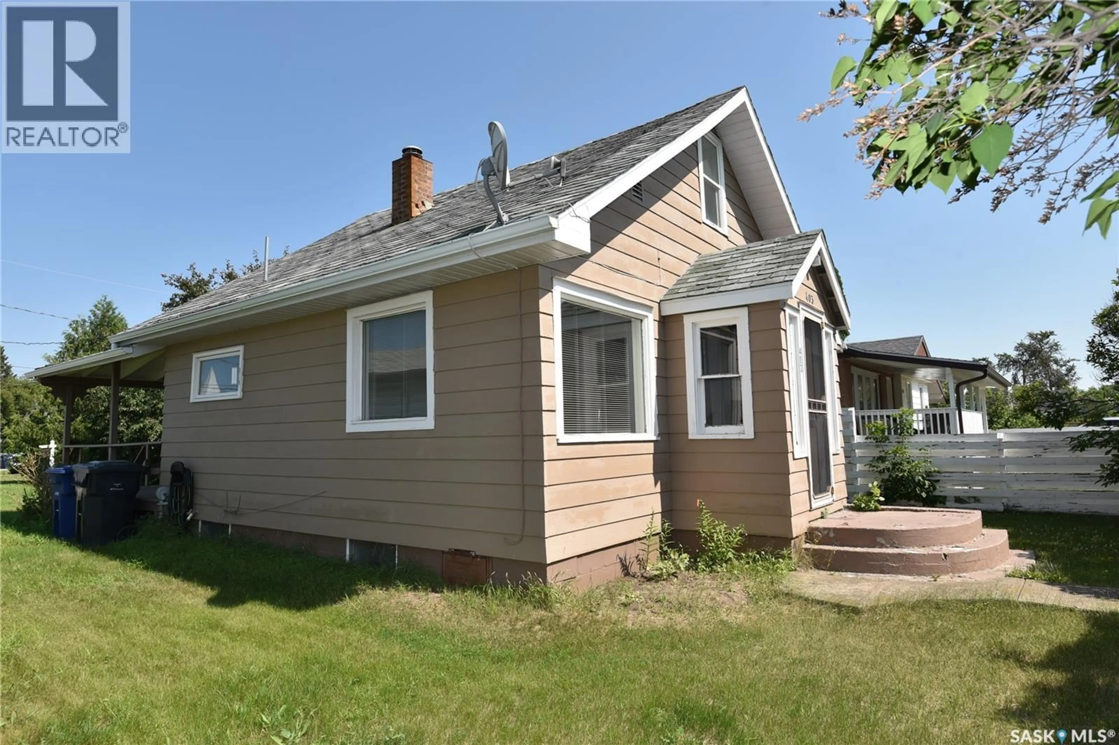 Home with vinyl exterior material, street for 403 2ND STREET, Nipawin Saskatchewan S0E1E0