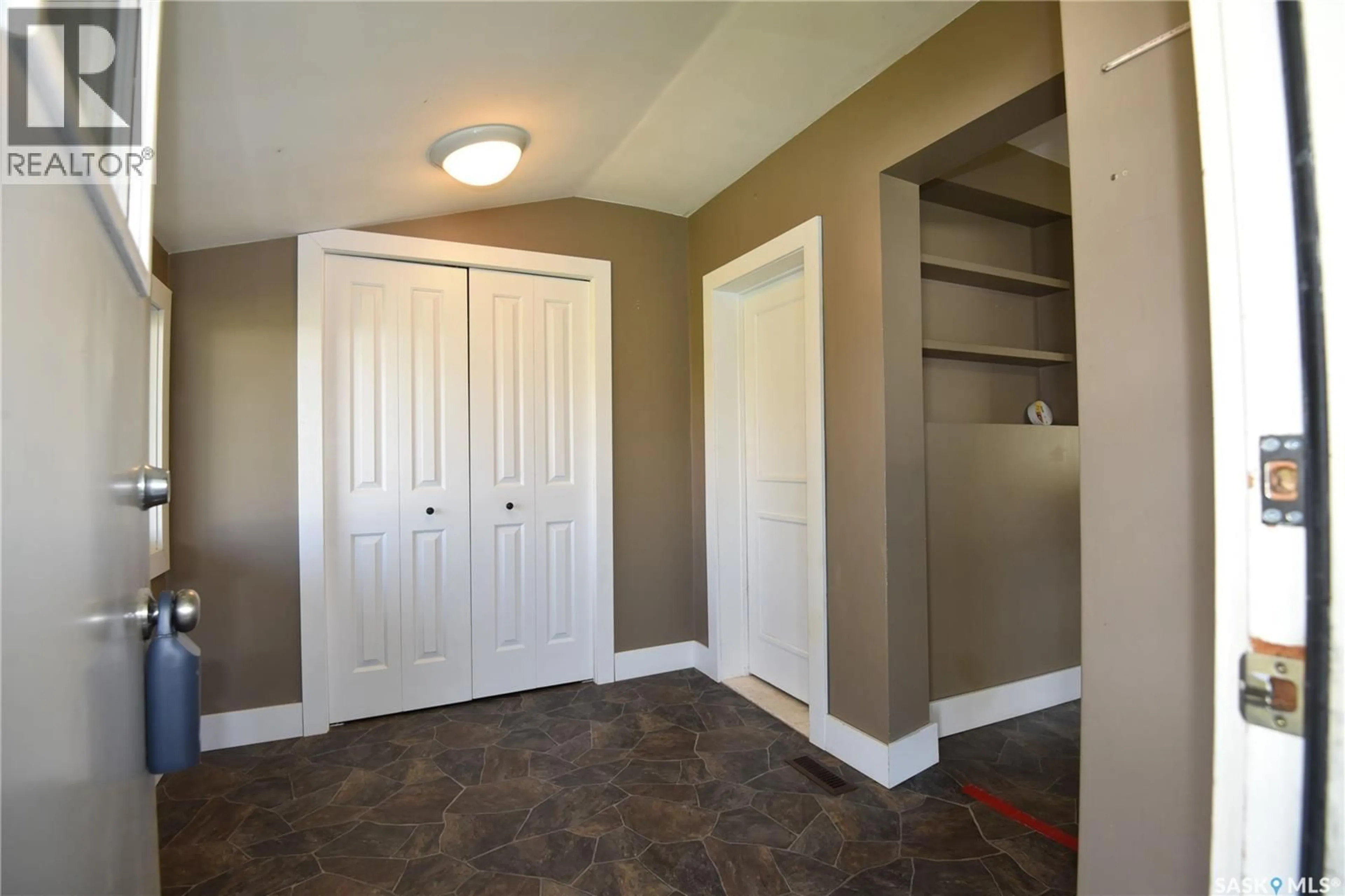 Indoor entryway for 403 2ND STREET, Nipawin Saskatchewan S0E1E0
