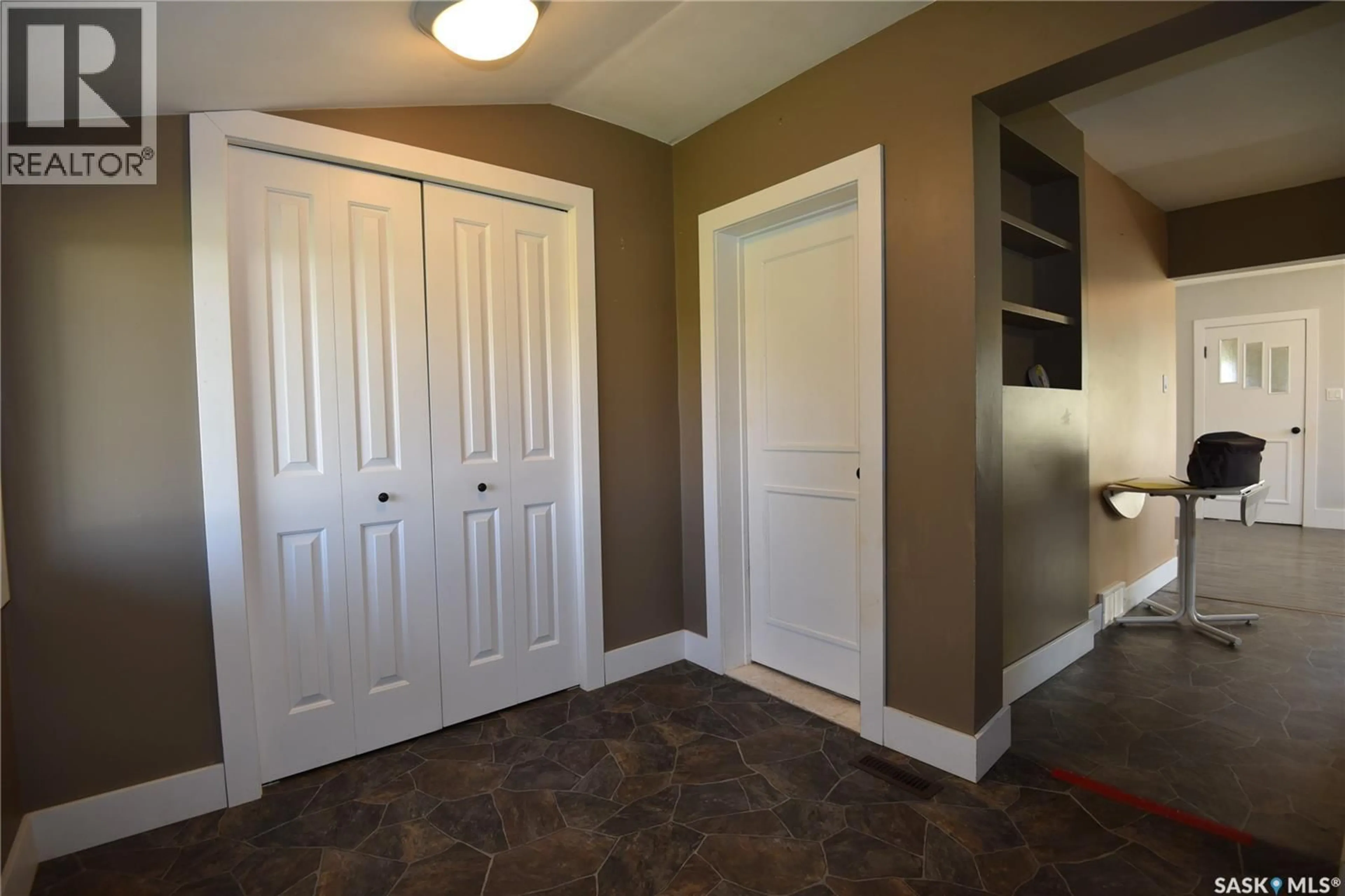 Indoor entryway for 403 2ND STREET, Nipawin Saskatchewan S0E1E0