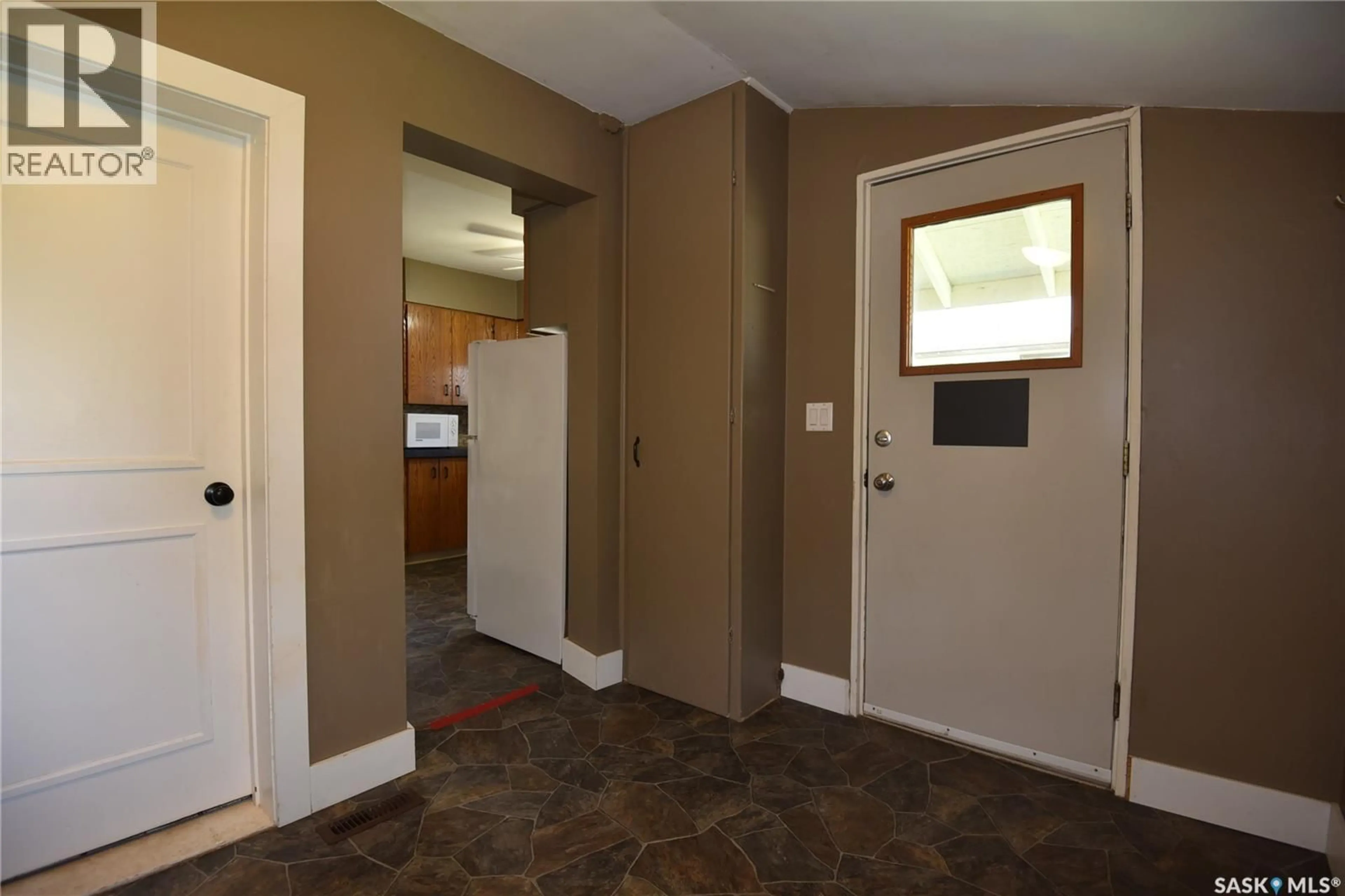 Indoor entryway for 403 2ND STREET, Nipawin Saskatchewan S0E1E0