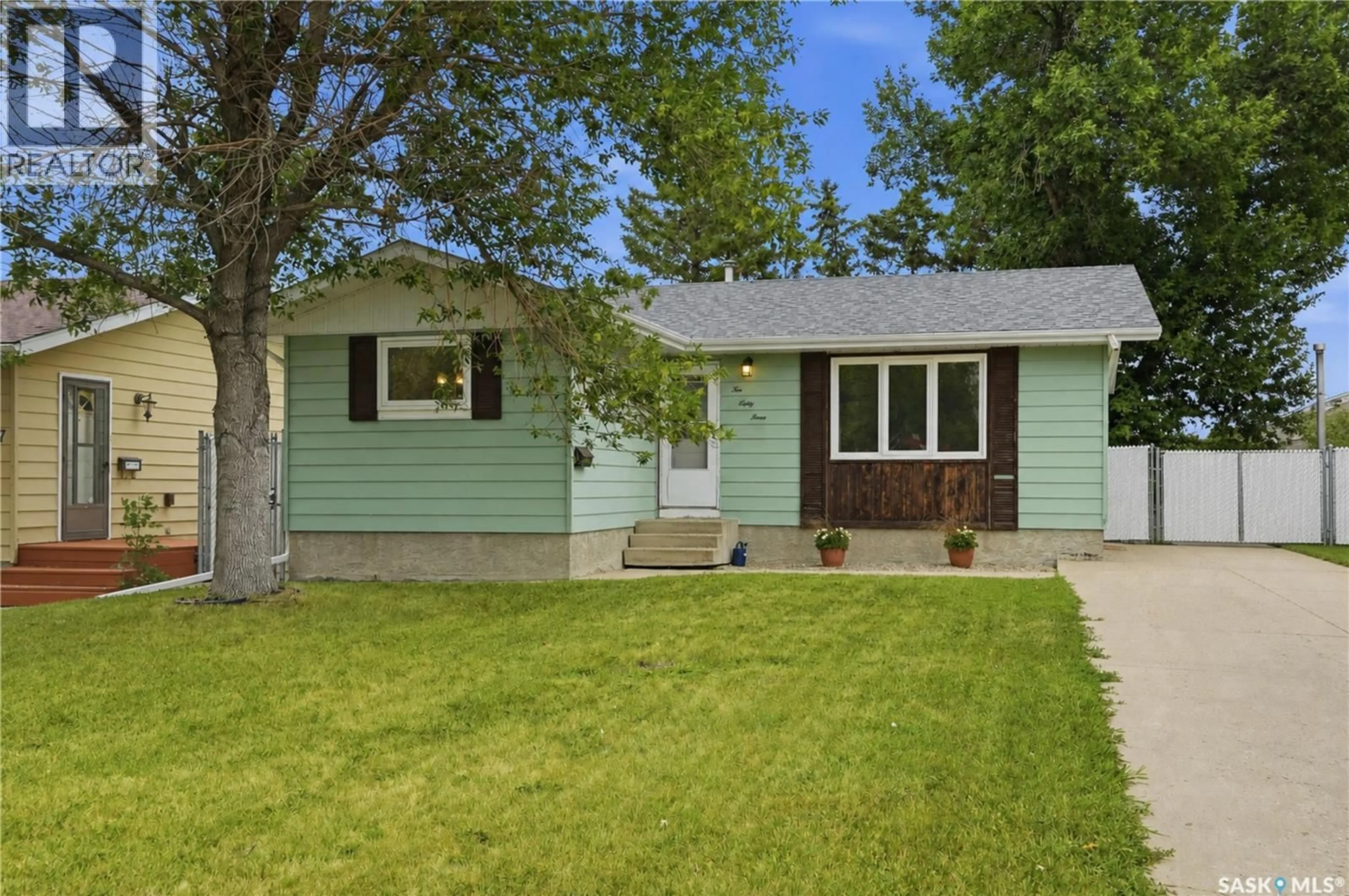Home with vinyl exterior material, street for 1063 DOROTHY STREET, Regina Saskatchewan S4X1E8
