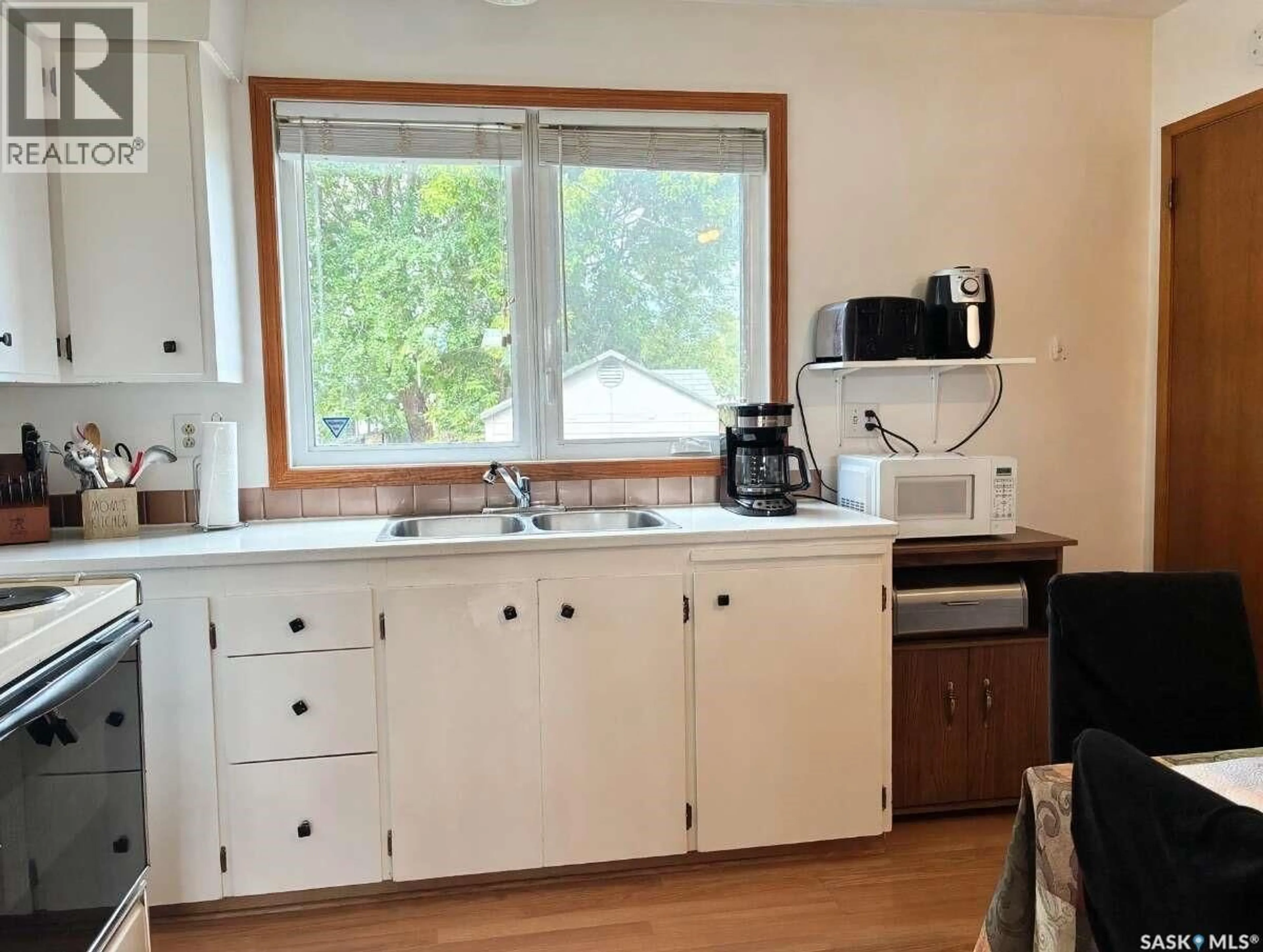 Standard kitchen, wood/laminate floor for 4324 3RD AVENUE, Regina Saskatchewan S4R0X2