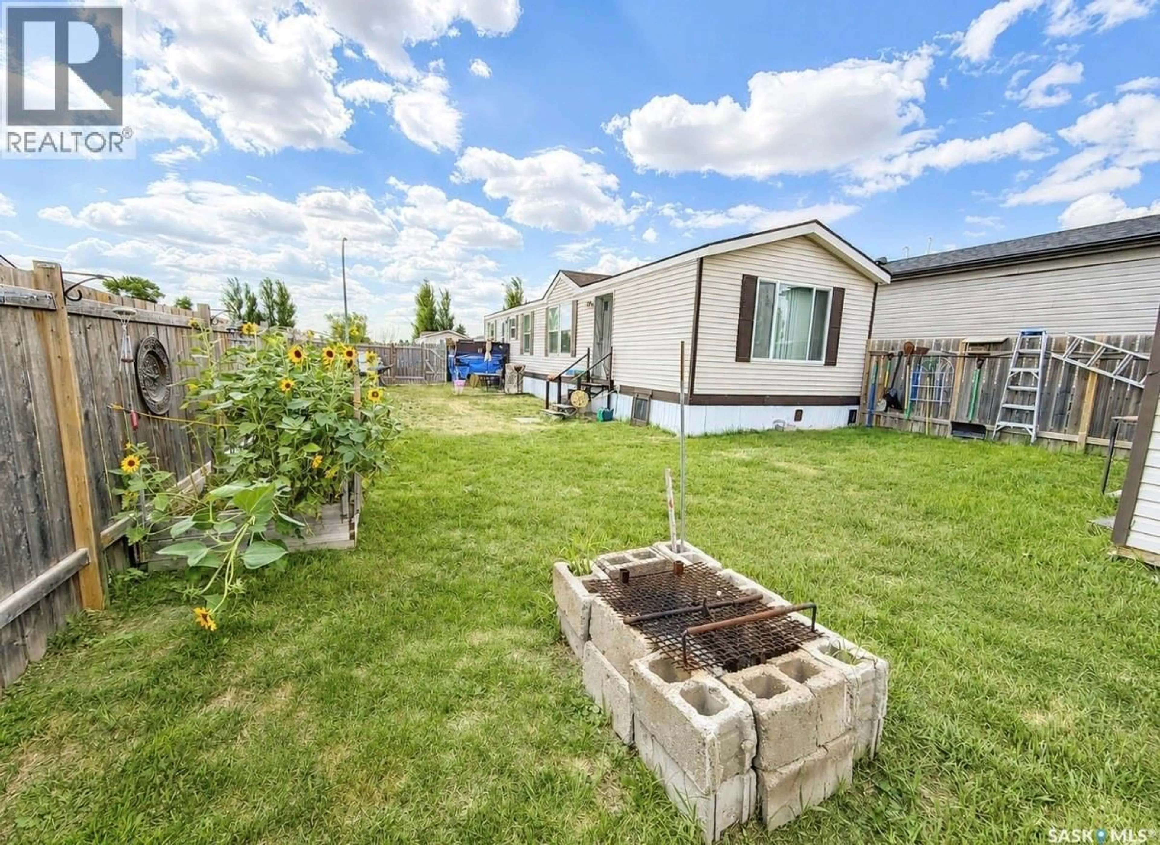 A pic from outside/outdoor area/front of a property/back of a property/a pic from drone, unknown for 160 PRAIRIE SUN COURT, Swift Current Saskatchewan S9H3X6
