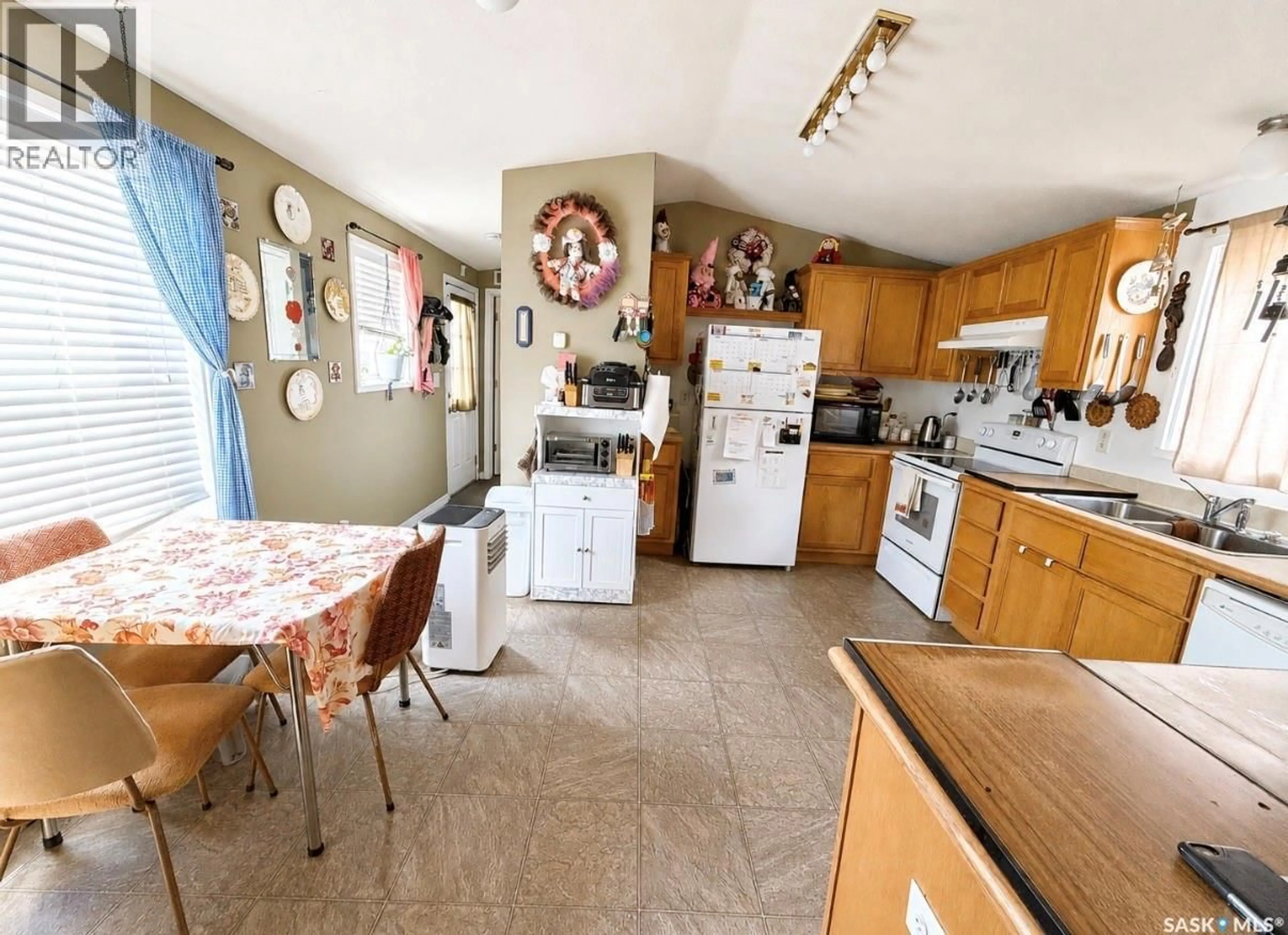 Standard kitchen, unknown for 160 PRAIRIE SUN COURT, Swift Current Saskatchewan S9H3X6