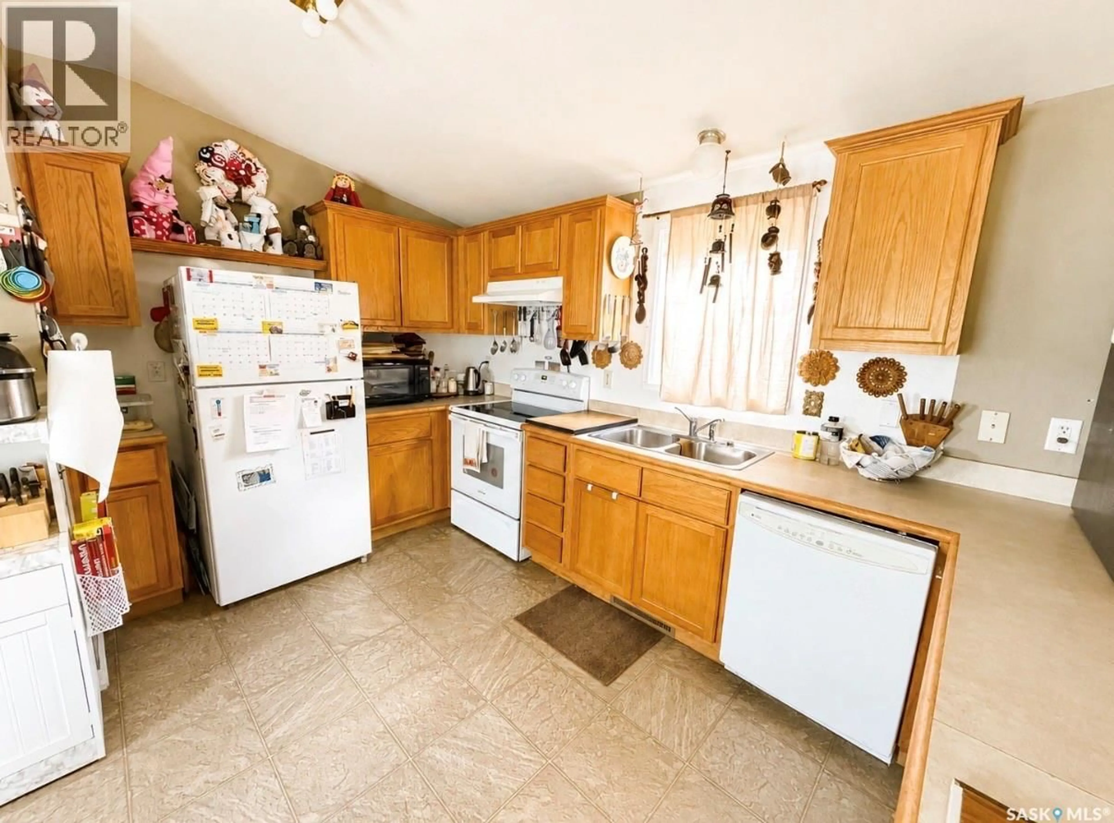 Standard kitchen, ceramic/tile floor for 160 PRAIRIE SUN COURT, Swift Current Saskatchewan S9H3X6