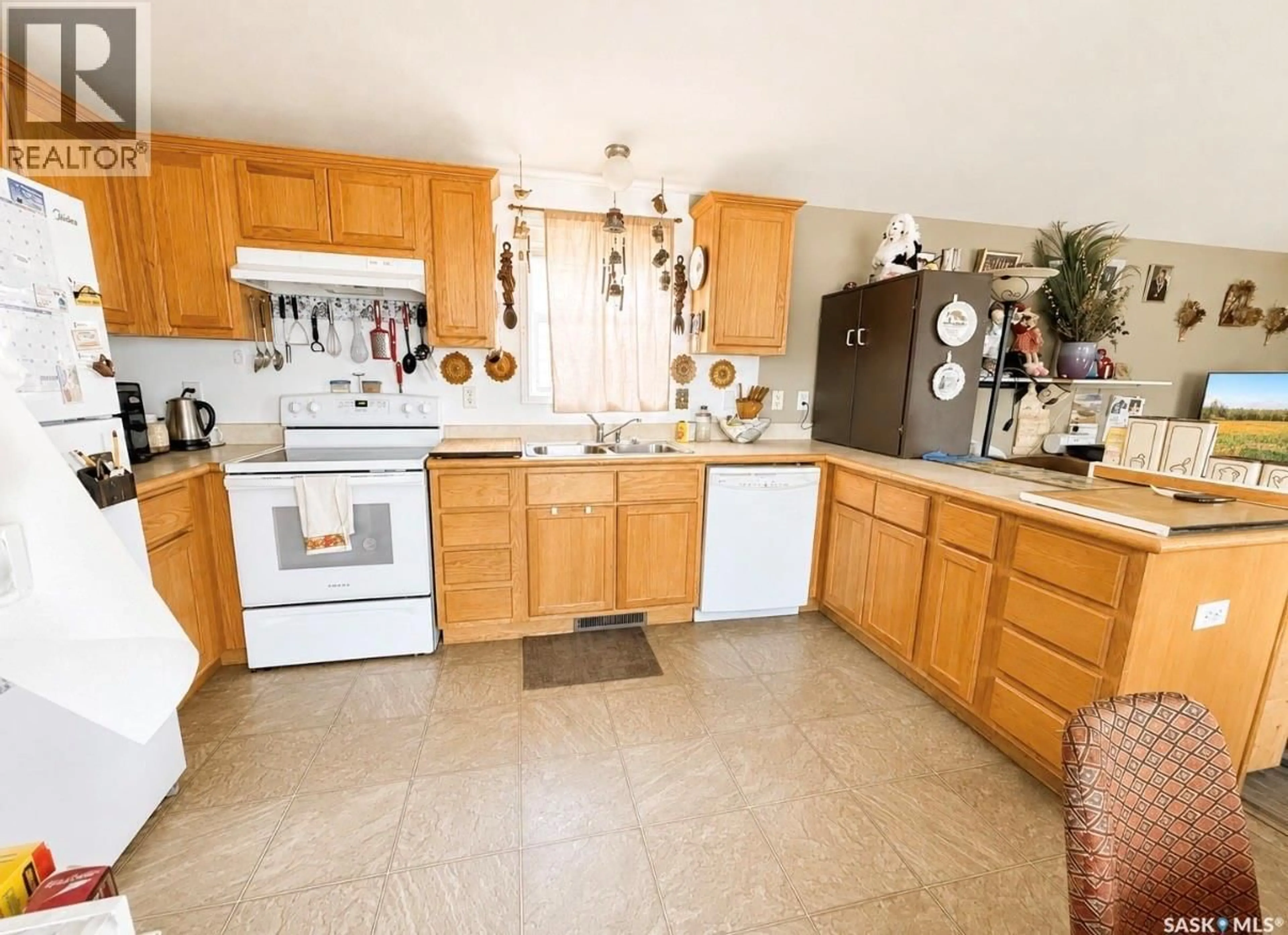 Standard kitchen, ceramic/tile floor for 160 PRAIRIE SUN COURT, Swift Current Saskatchewan S9H3X6