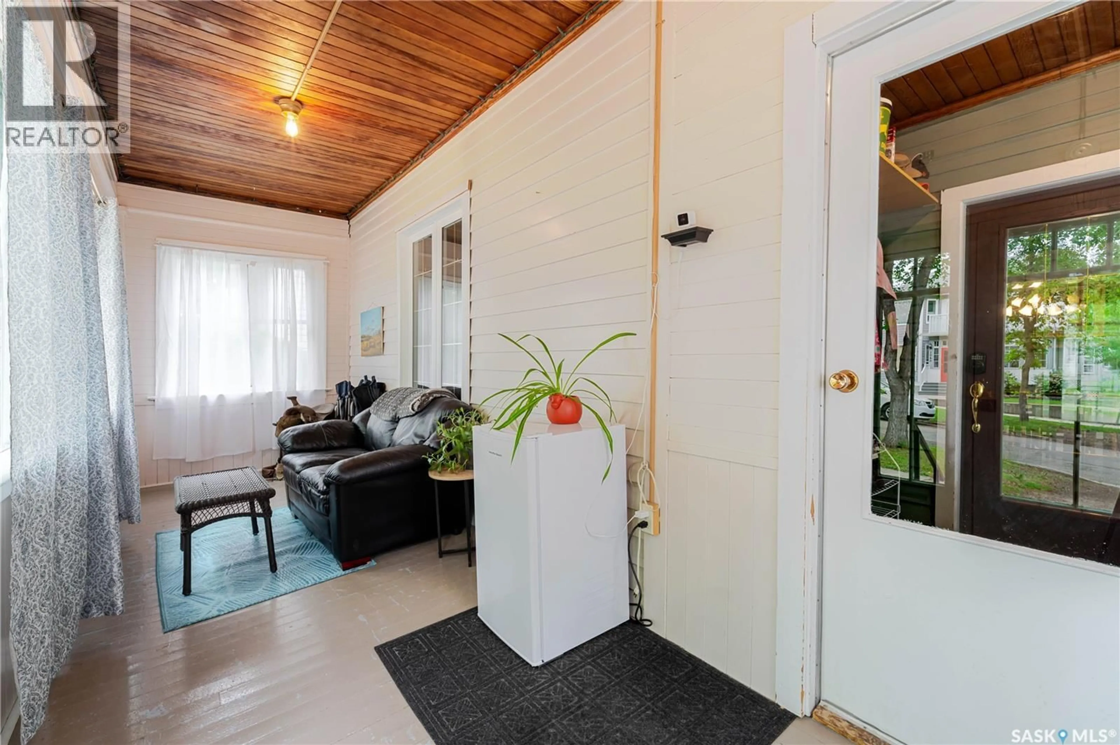 Indoor entryway for 1041 2ND AVENUE, Moose Jaw Saskatchewan S6H3R3