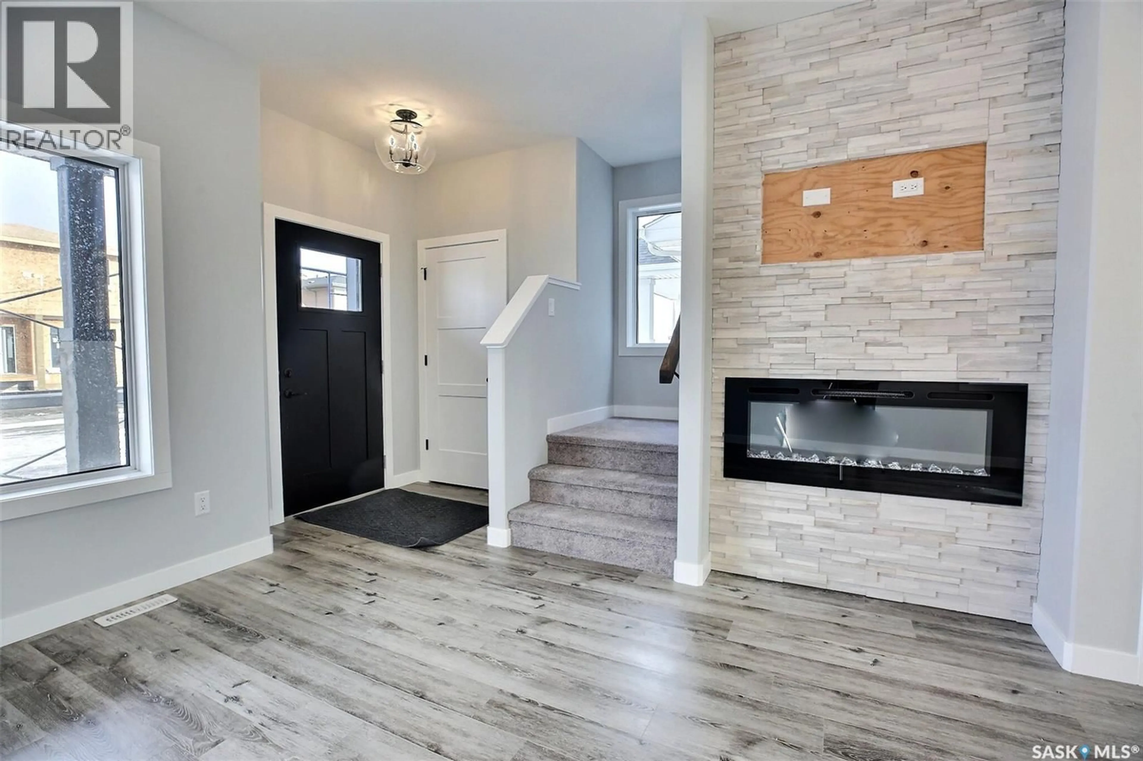 Indoor entryway for 2956 GREEN TURTLE ROAD, Regina Saskatchewan S4V4G4