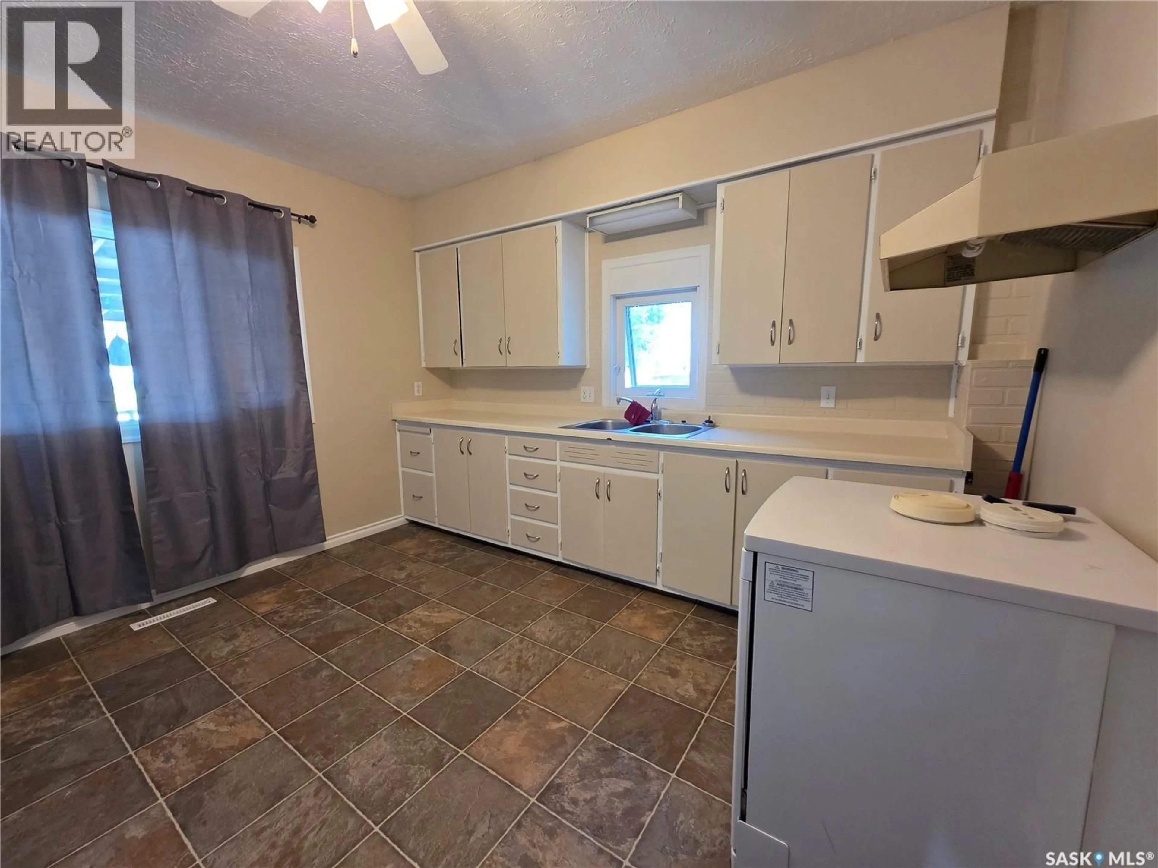 Standard kitchen, unknown for 1119 CHAPLIN STREET, Swift Current Saskatchewan S9H1J9
