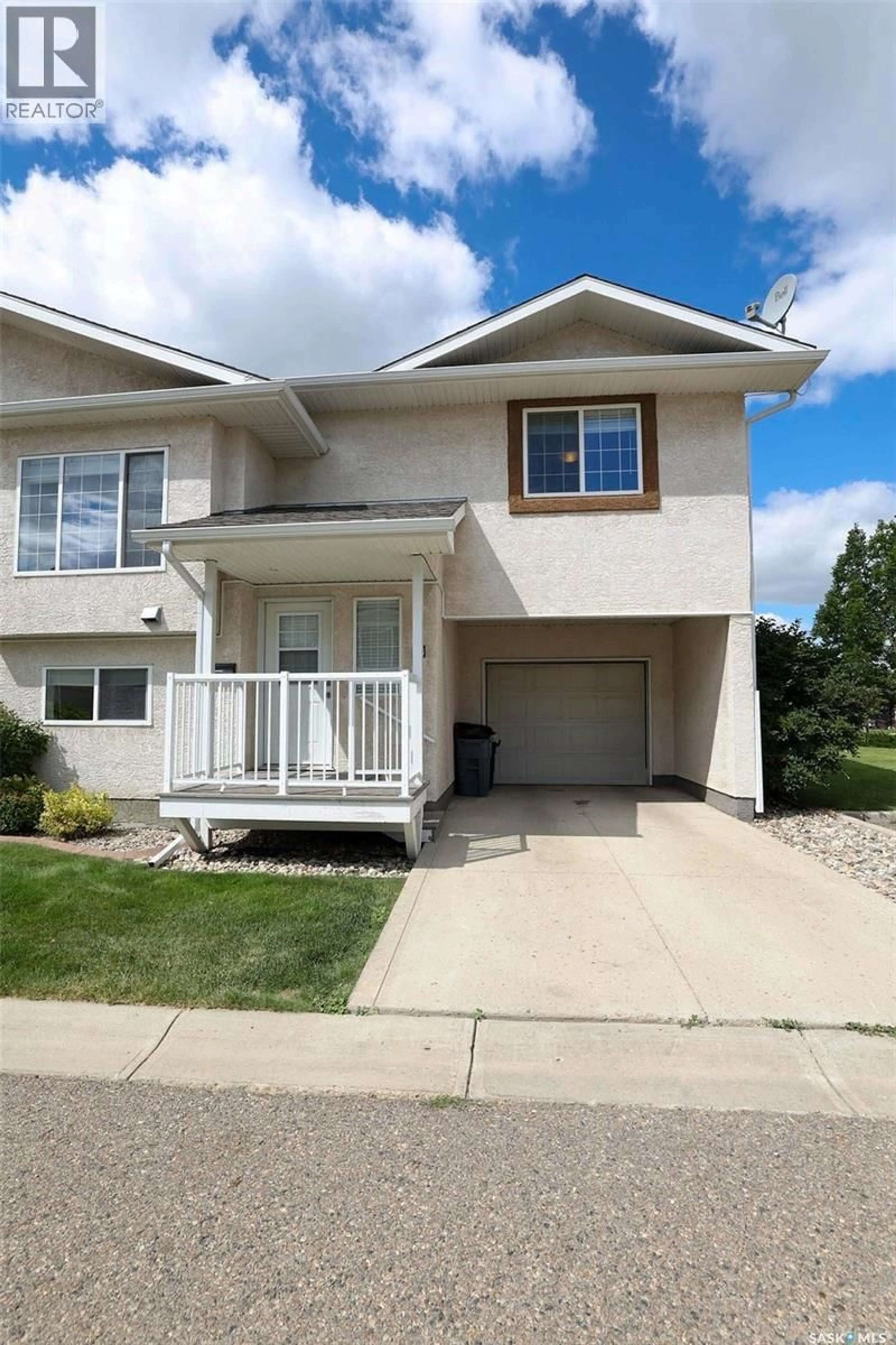 Home with vinyl exterior material, street for 4425 - 53 NICURITY DRIVE, Regina Saskatchewan S4X0E6