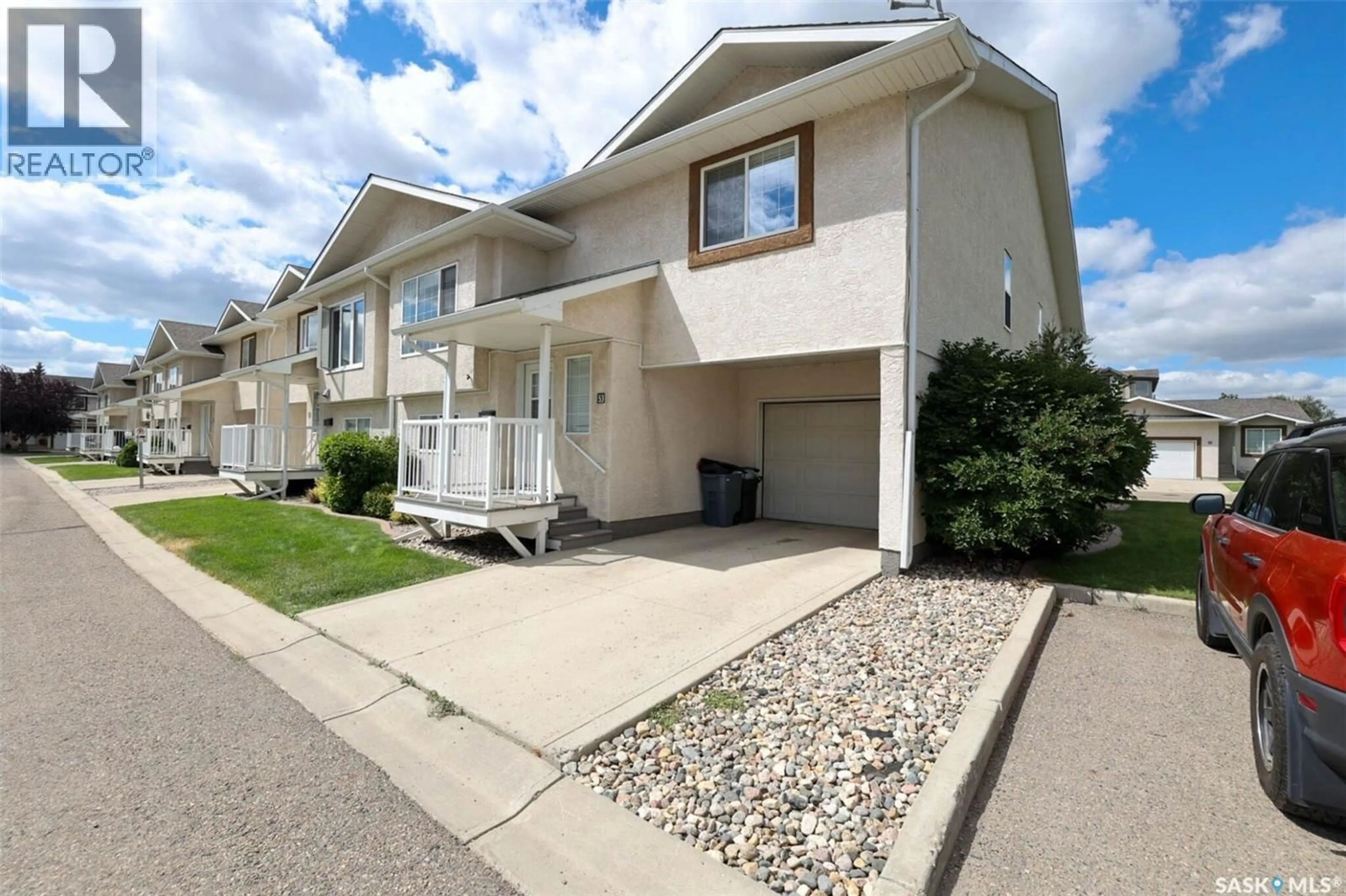 Home with vinyl exterior material, street for 4425 - 53 NICURITY DRIVE, Regina Saskatchewan S4X0E6