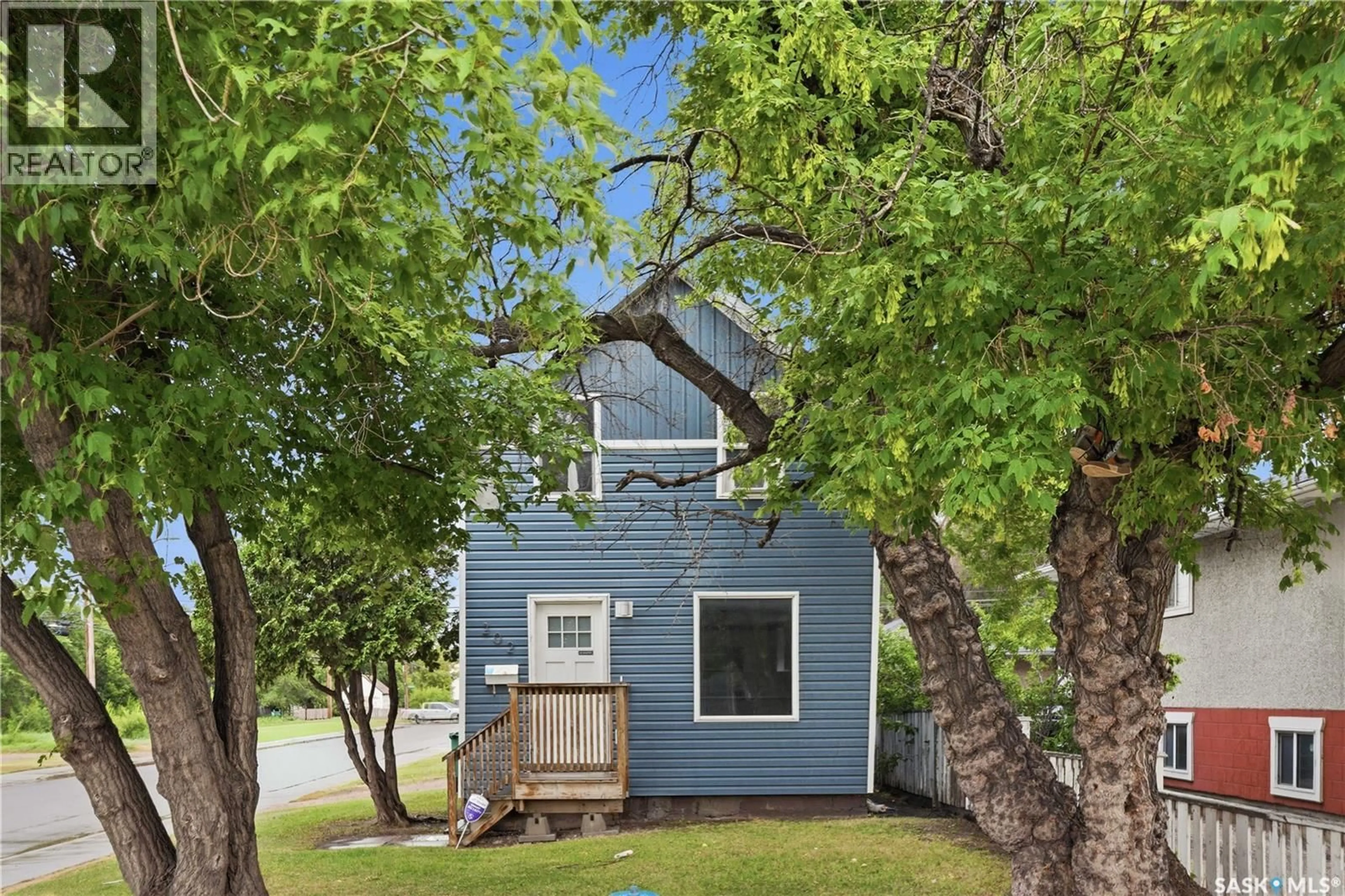 Home with vinyl exterior material, street for 202 W AVENUE S, Saskatoon Saskatchewan S7M3G3