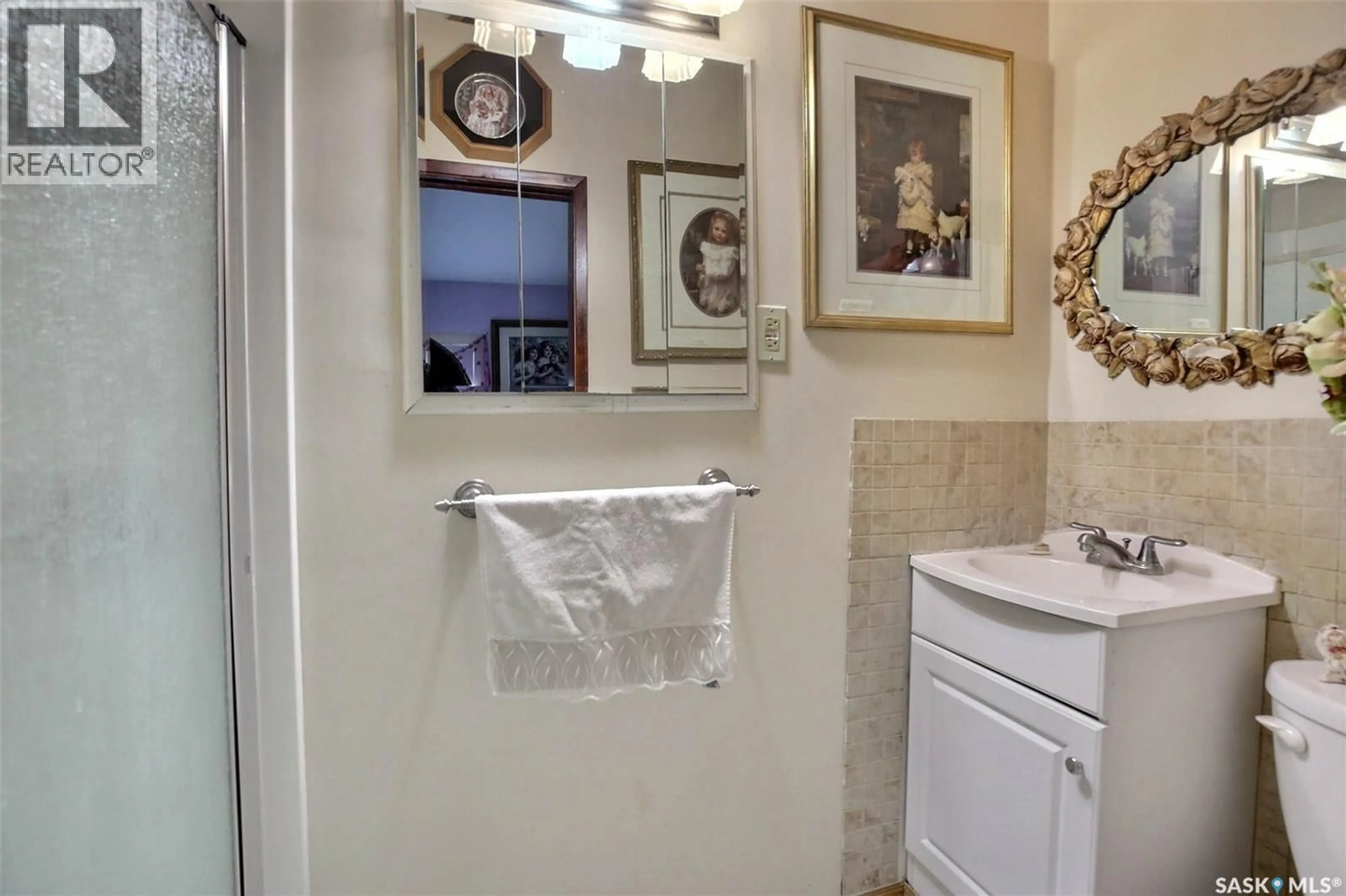 Standard bathroom, ceramic/tile floor for 2153 ELLIOTT STREET, Regina Saskatchewan S4N3H1