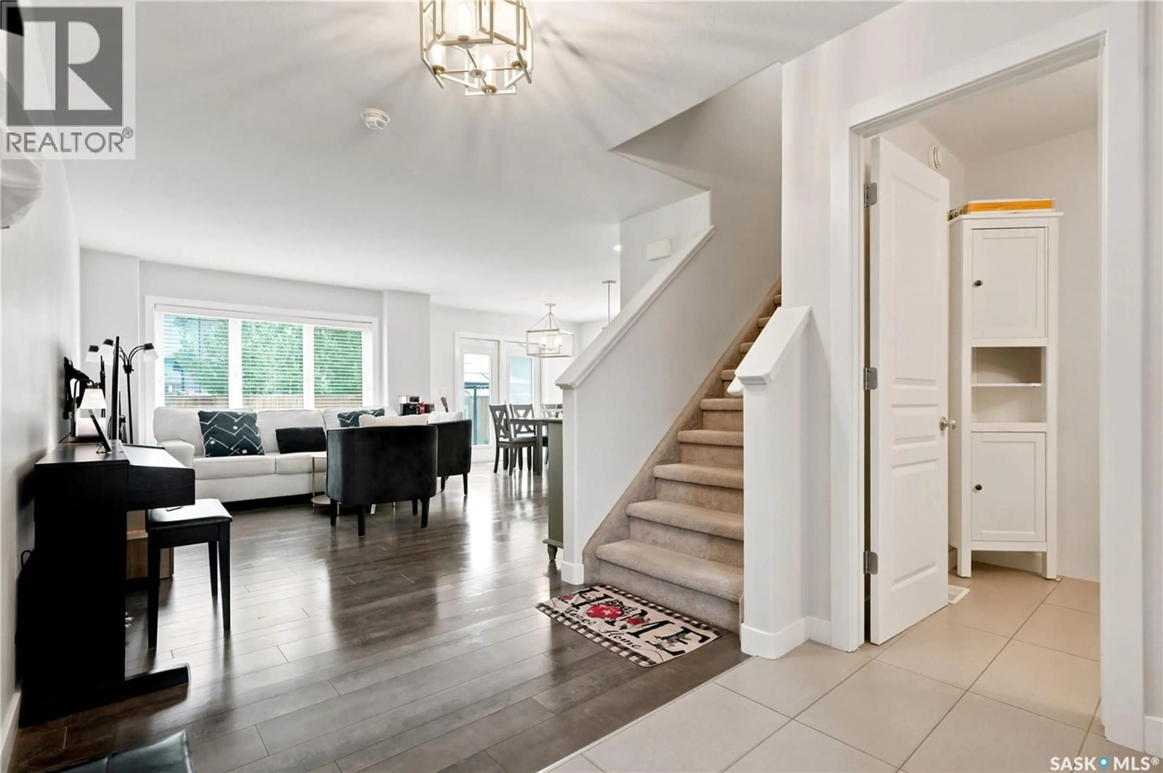 Indoor entryway for 207 KOLYNCHUK MANOR, Saskatoon Saskatchewan S7T0W4