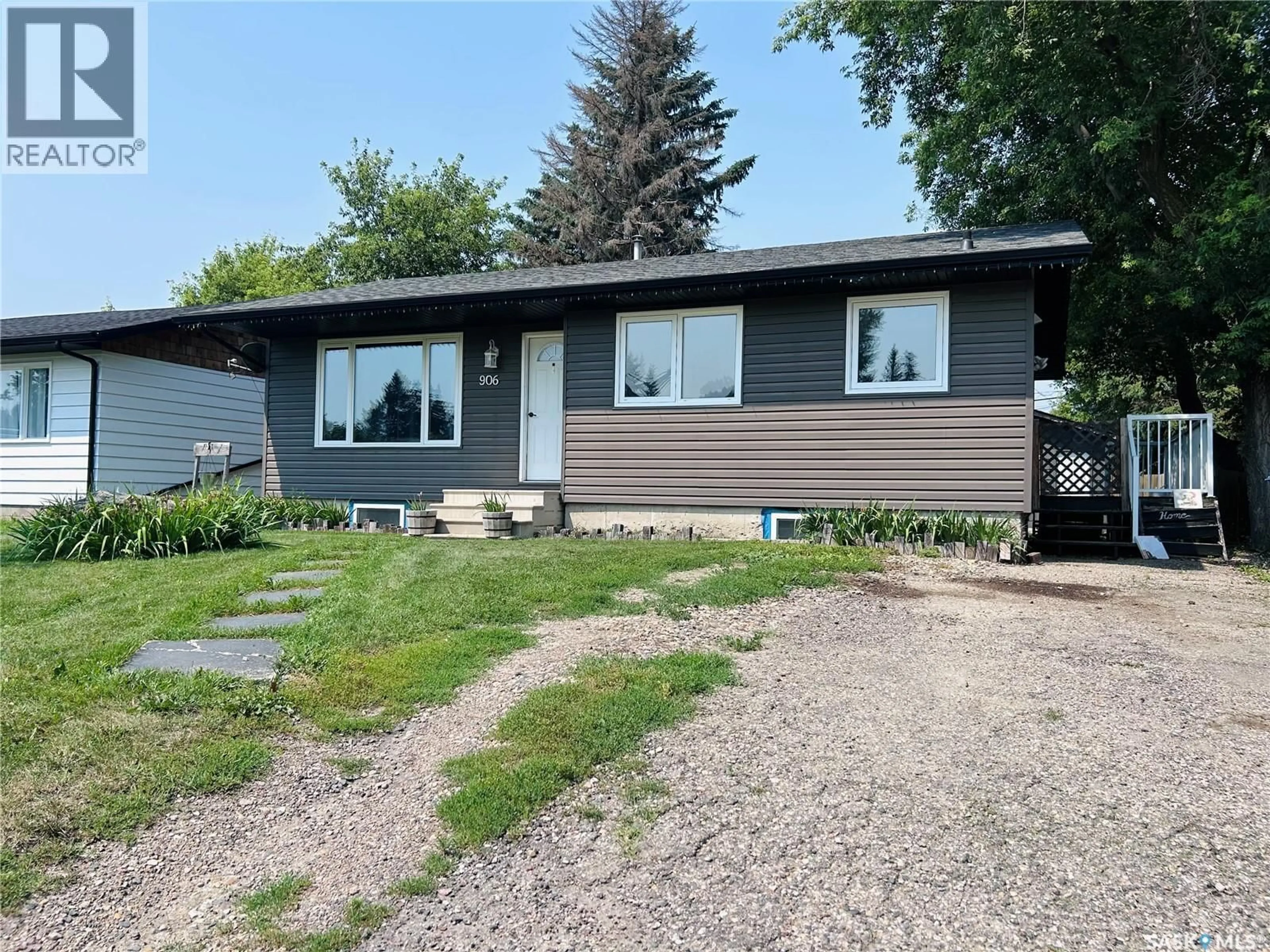 Home with vinyl exterior material, street for 906 OGILVIE STREET, Moosomin Saskatchewan S0G3N0