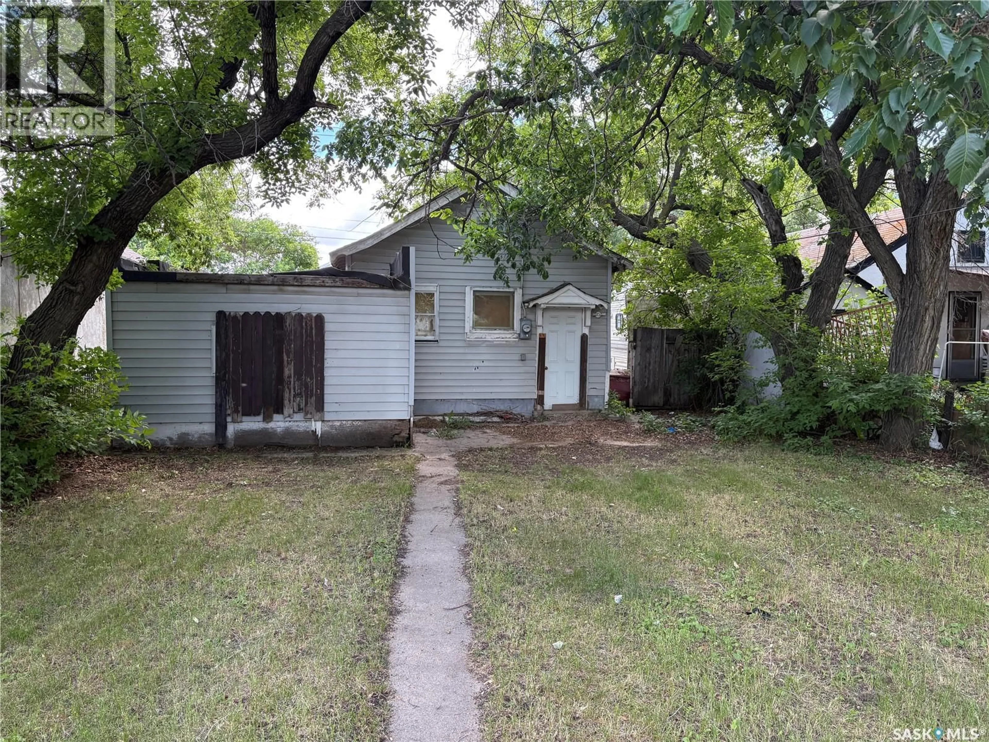 A pic from outside/outdoor area/front of a property/back of a property/a pic from drone, street for 115 L AVENUE, Saskatoon Saskatchewan S7M2G9
