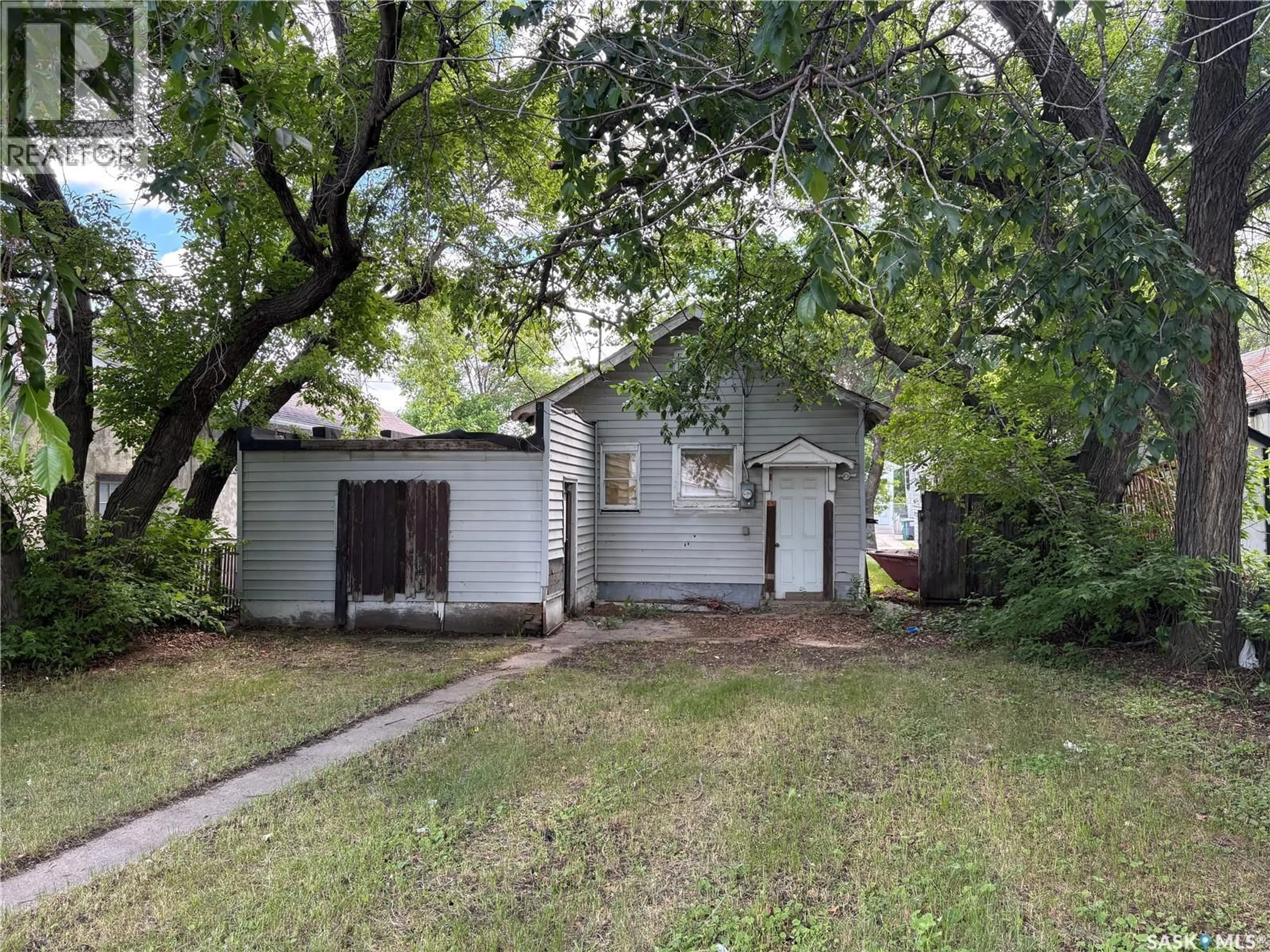 A pic from outside/outdoor area/front of a property/back of a property/a pic from drone, street for 115 L AVENUE, Saskatoon Saskatchewan S7M2G9