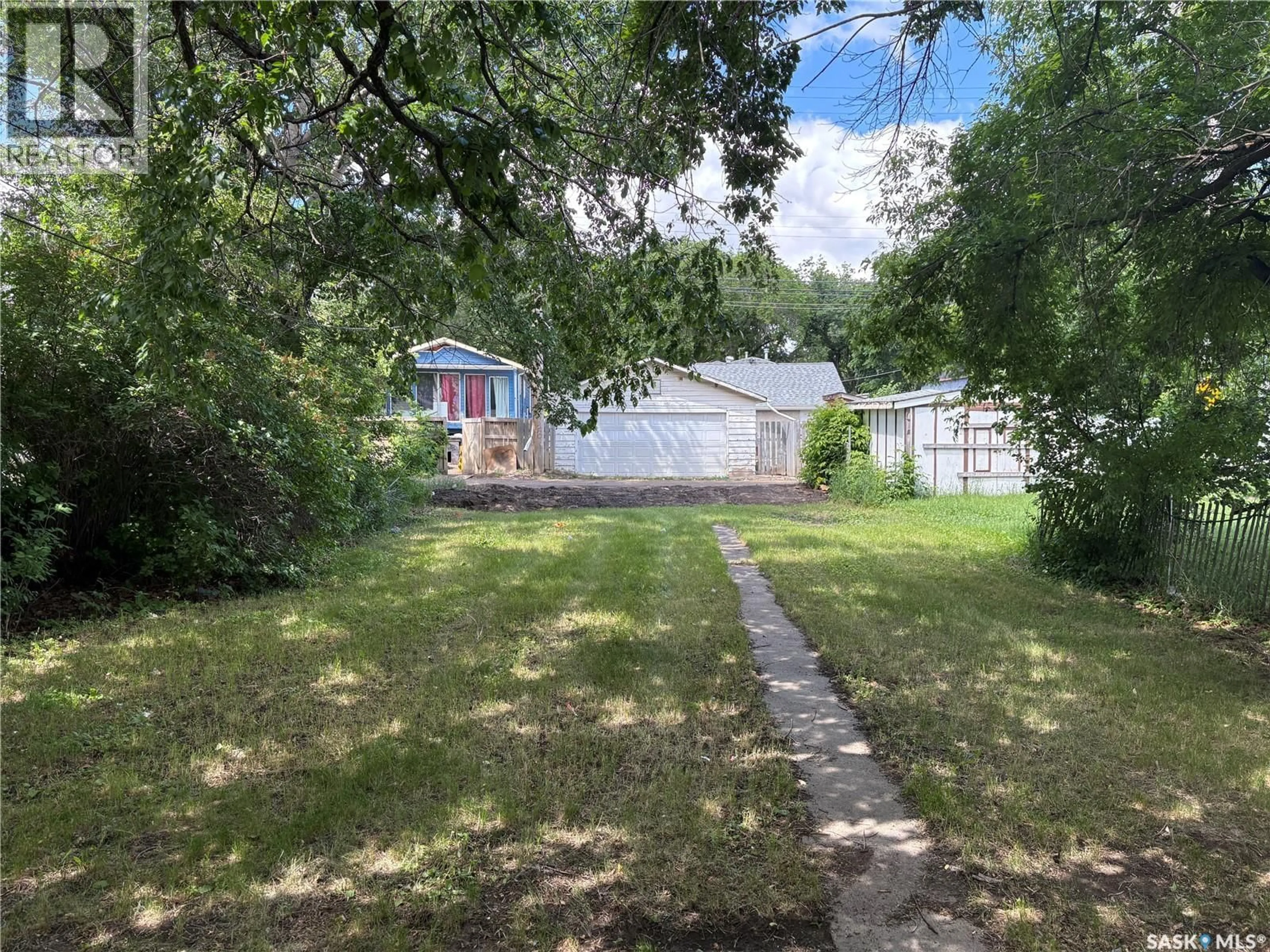 A pic from outside/outdoor area/front of a property/back of a property/a pic from drone, street for 115 L AVENUE, Saskatoon Saskatchewan S7M2G9