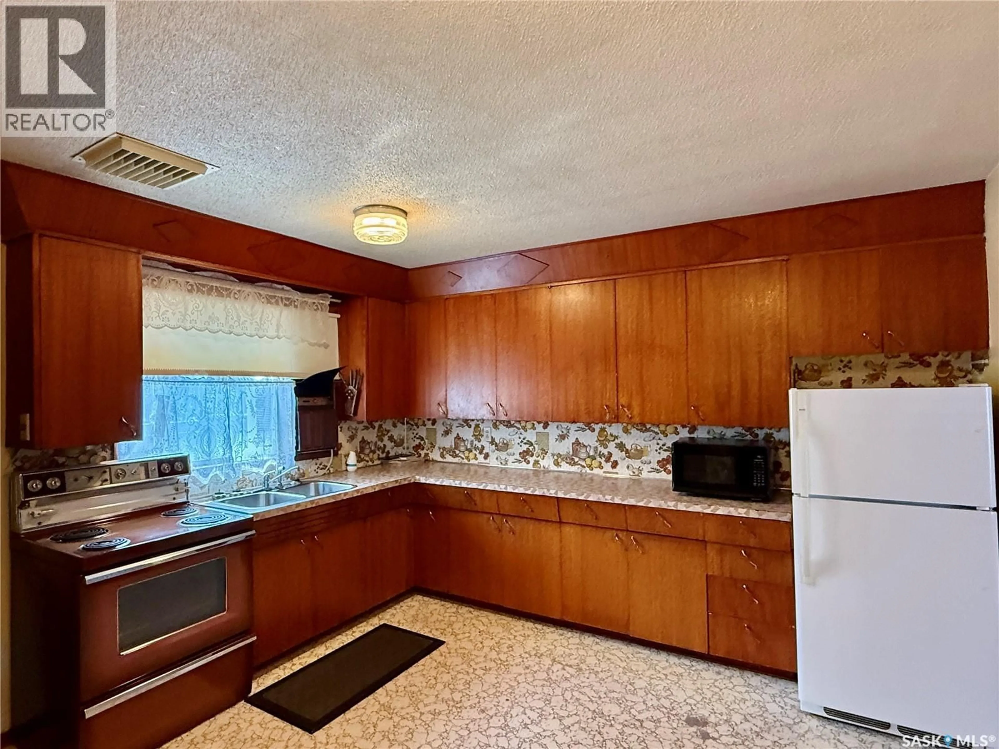 Standard kitchen, ceramic/tile floor for 2921 23RD STREET, Saskatoon Saskatchewan S7L0B4