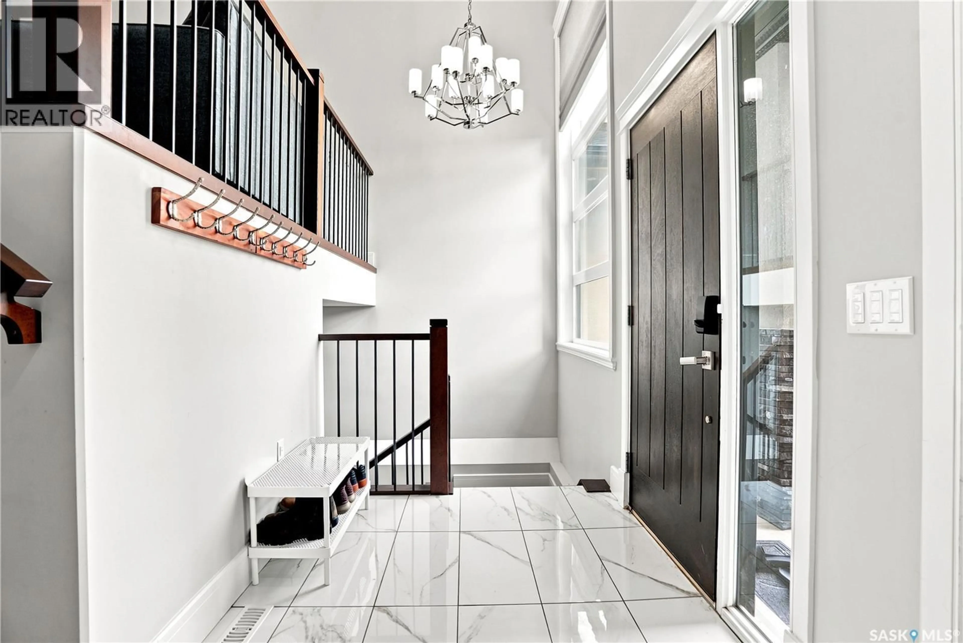 Indoor foyer for 670 FAST CRESCENT, Saskatoon Saskatchewan S7W0X1