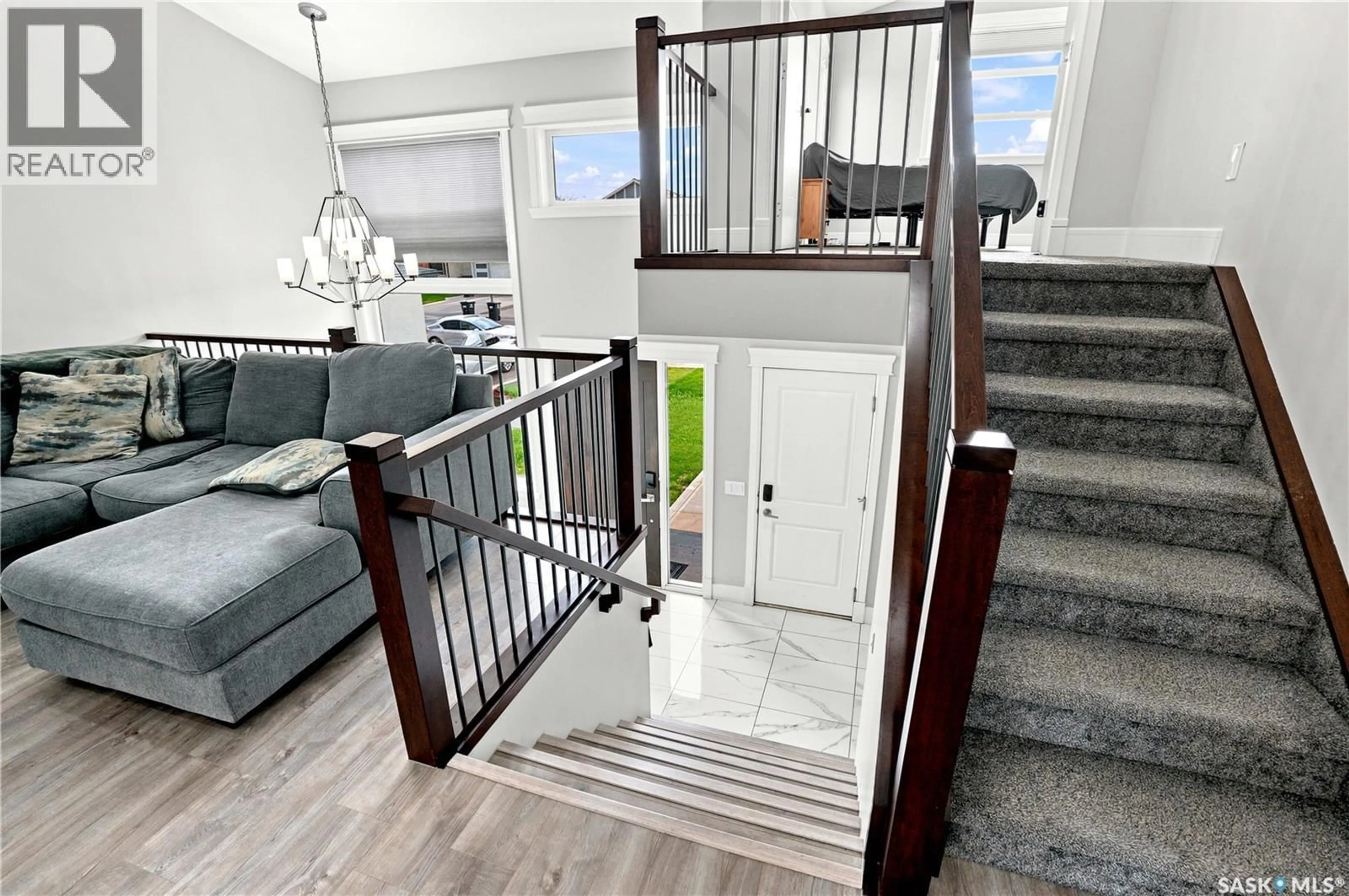 Indoor entryway for 670 FAST CRESCENT, Saskatoon Saskatchewan S7W0X1
