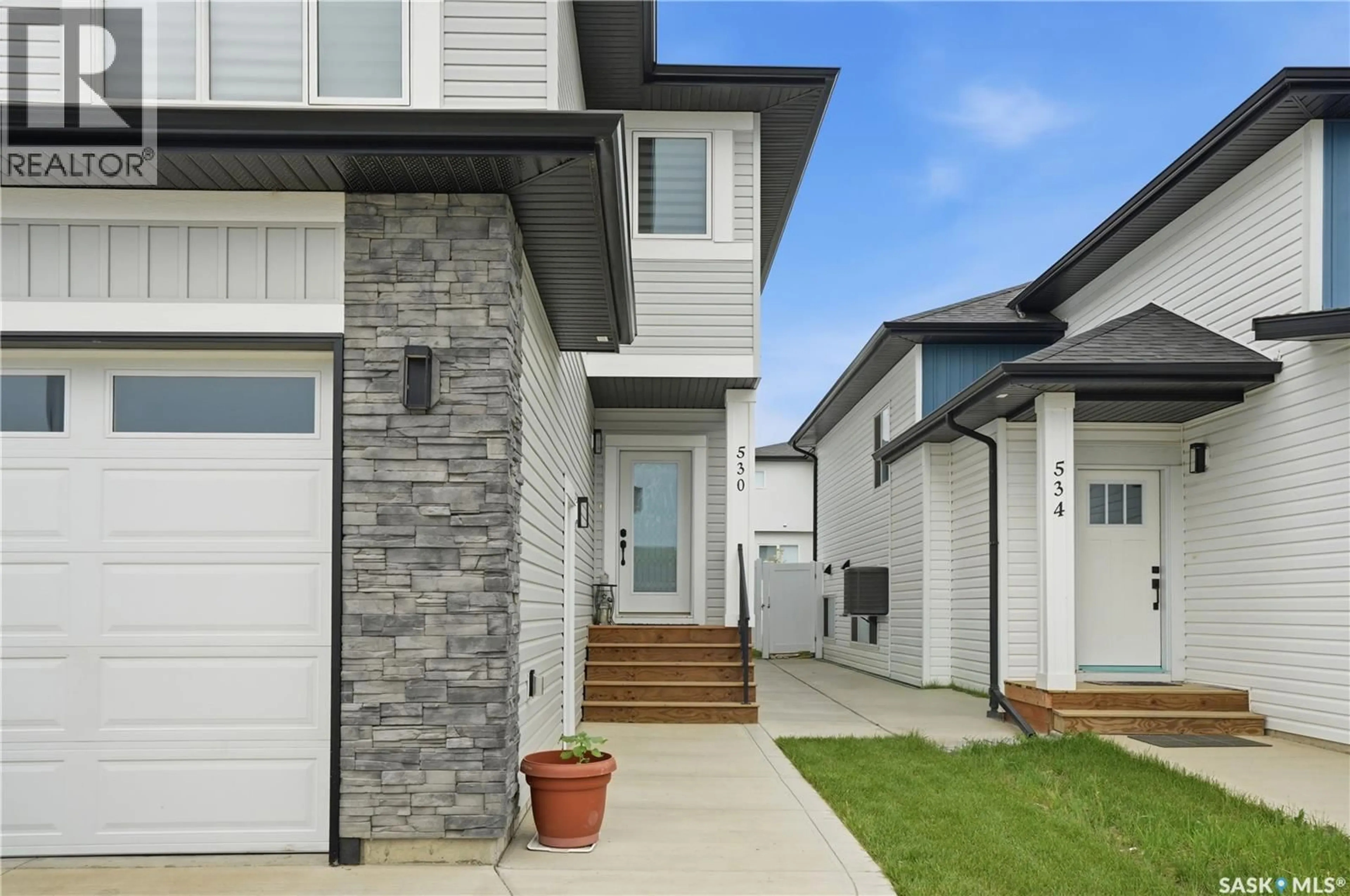 Home with vinyl exterior material, street for 530 TASKAMANWA STREET, Saskatoon Saskatchewan S7V1P8