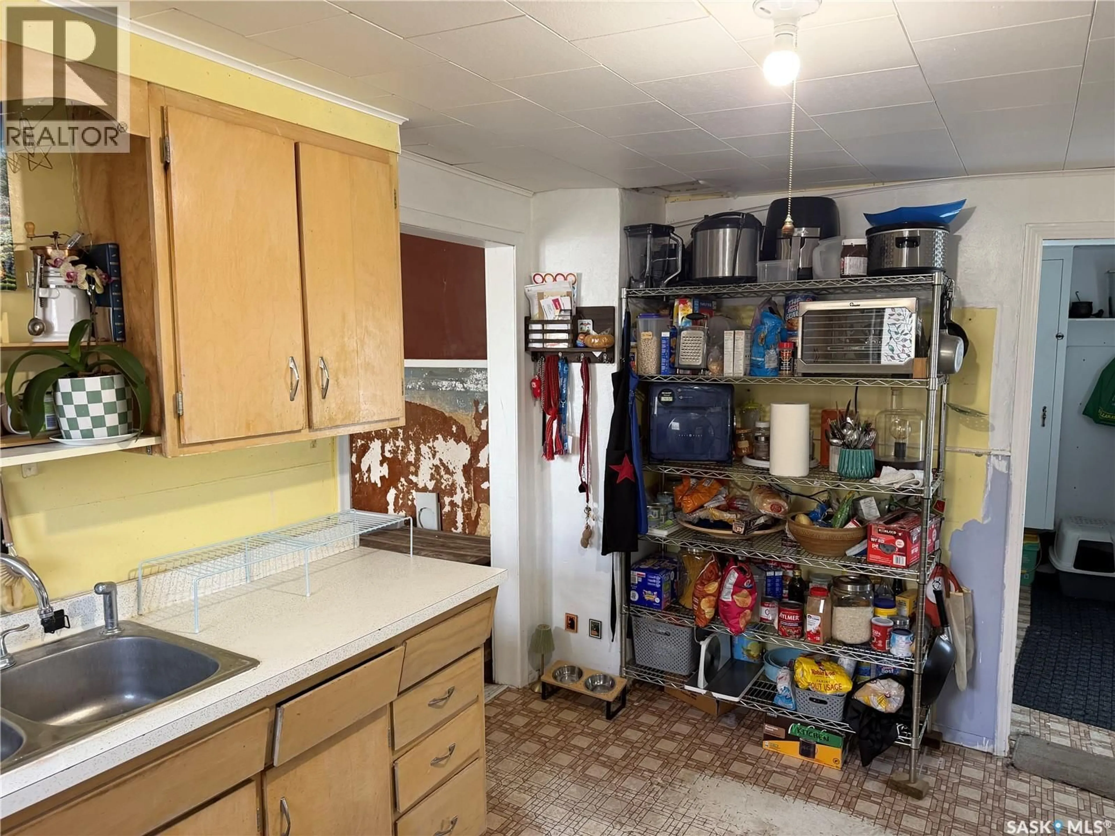 Standard kitchen, unknown for 412 5TH STREET, Wynyard Saskatchewan S0A4T0