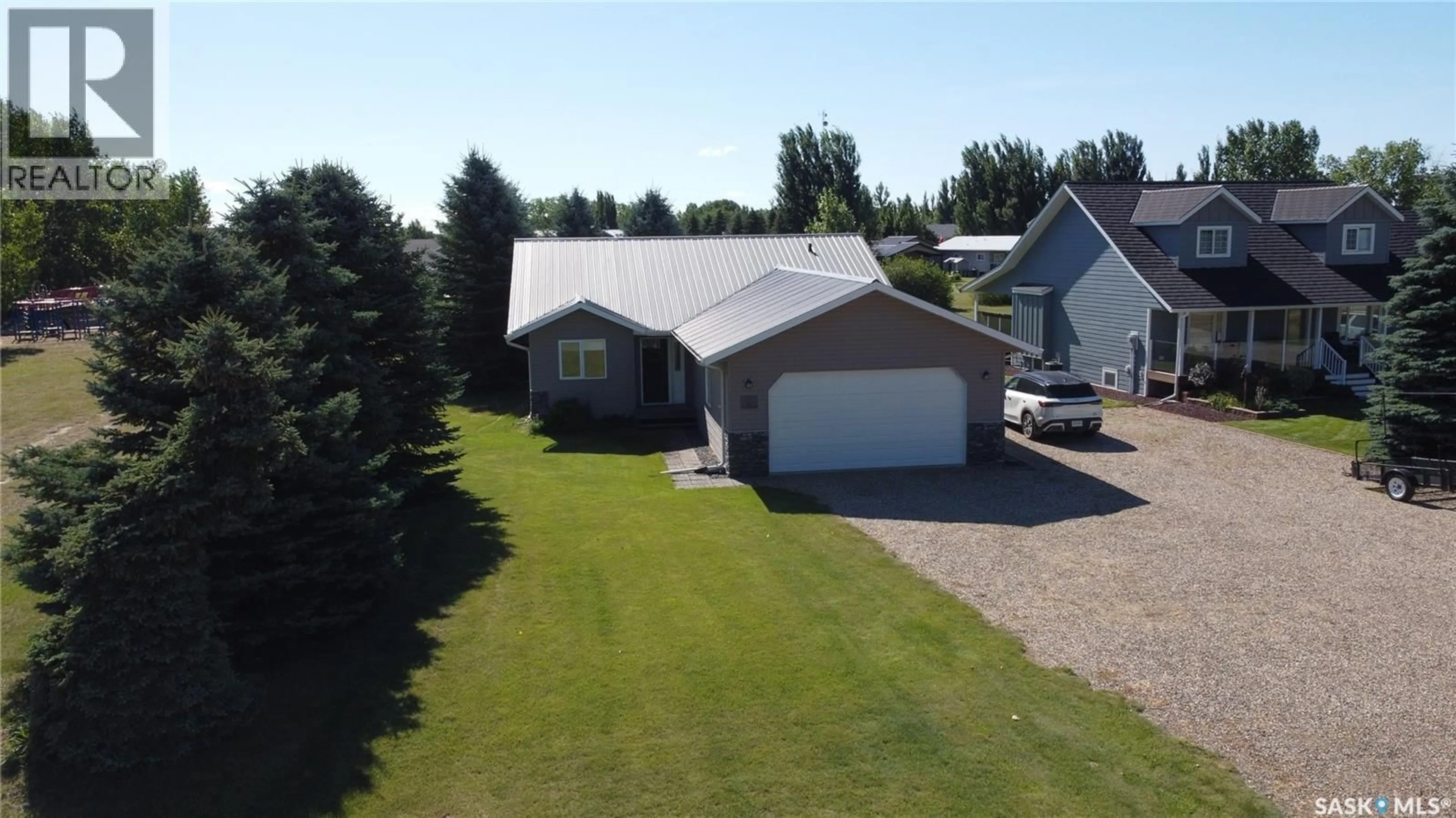 A pic from outside/outdoor area/front of a property/back of a property/a pic from drone, street for 401 VIVIAN BAY, Coteau Rm No. 255 Saskatchewan S0L0G0