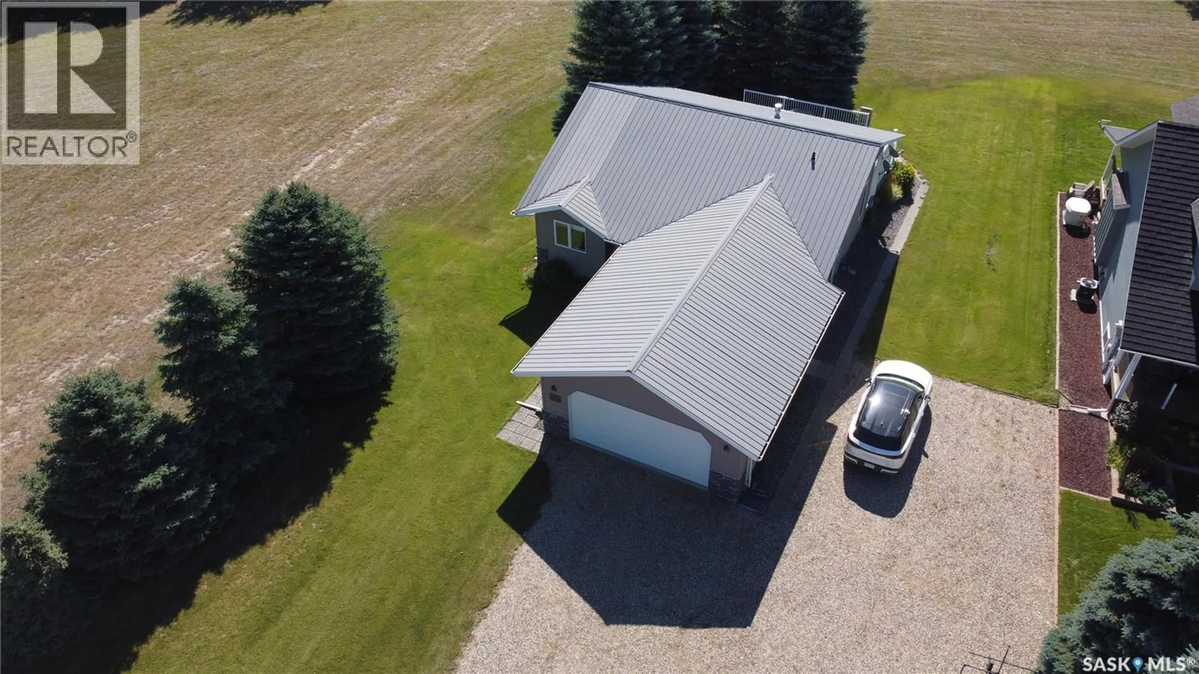 A pic from outside/outdoor area/front of a property/back of a property/a pic from drone, building for 401 VIVIAN BAY, Coteau Rm No. 255 Saskatchewan S0L0G0
