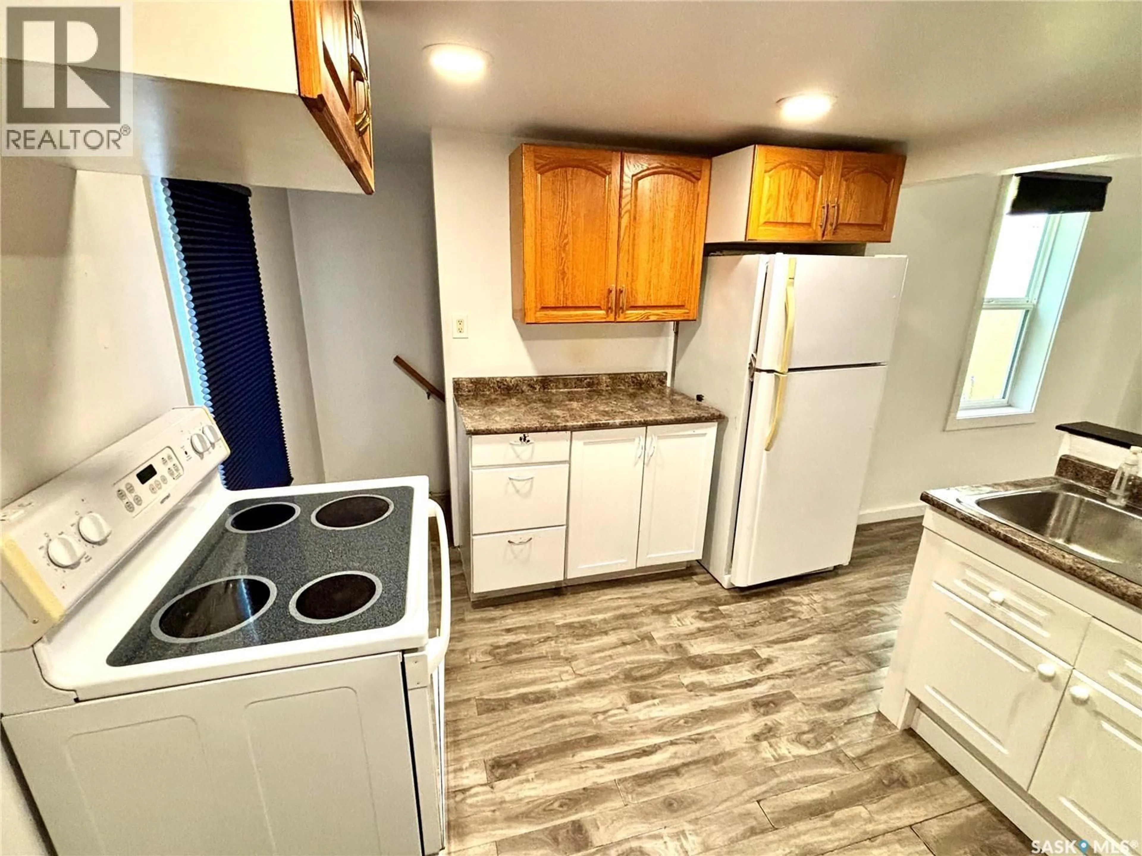 Standard kitchen, unknown for 816 I AVENUE, Saskatoon Saskatchewan S7M1Z3