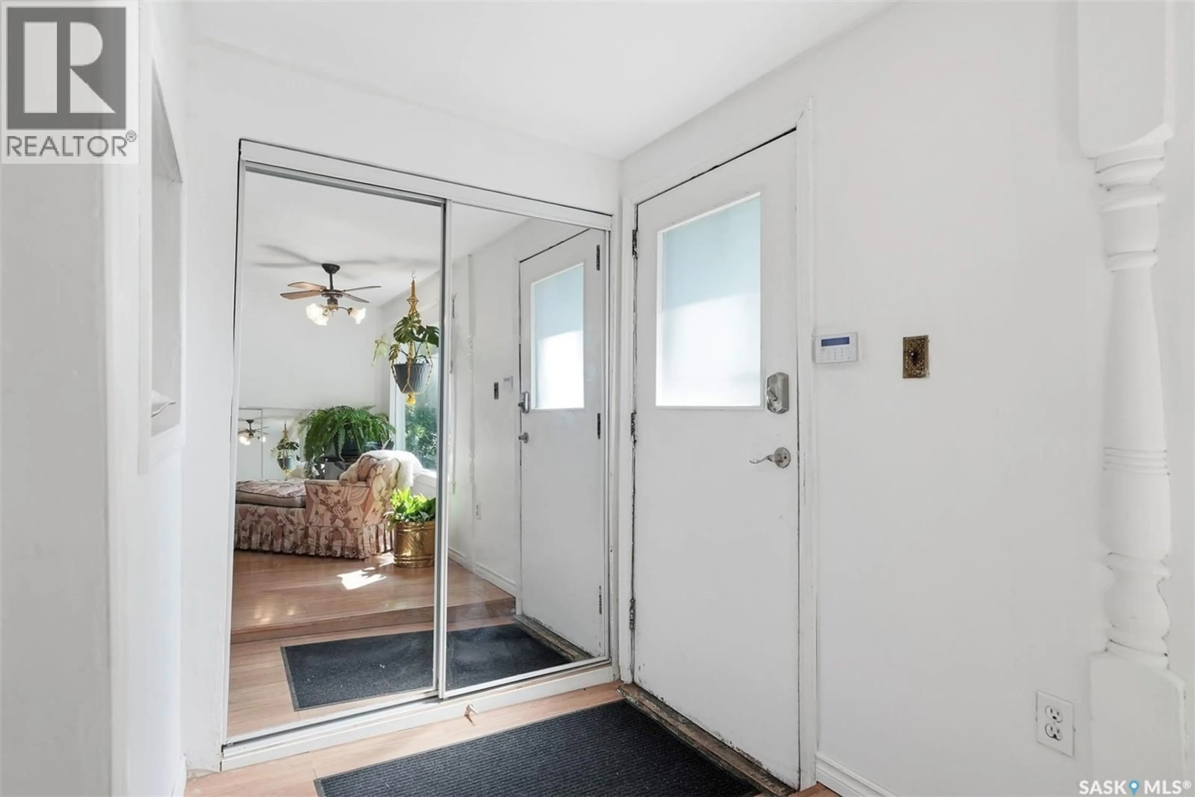Indoor entryway for 611 J AVENUE, Saskatoon Saskatchewan S7M2A9