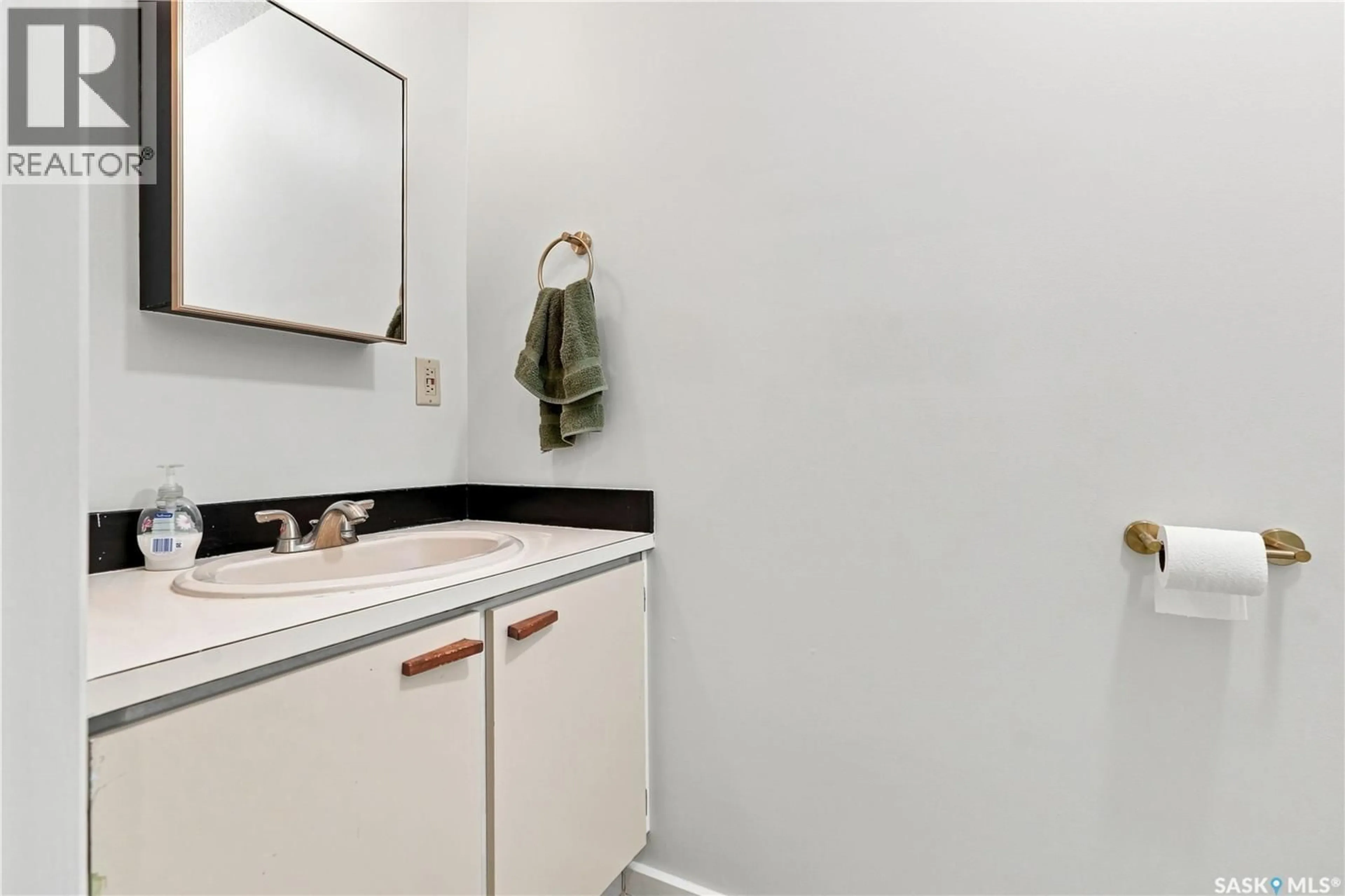 Standard bathroom, unknown for 2848 RETALLACK STREET, Regina Saskatchewan S4S1S7