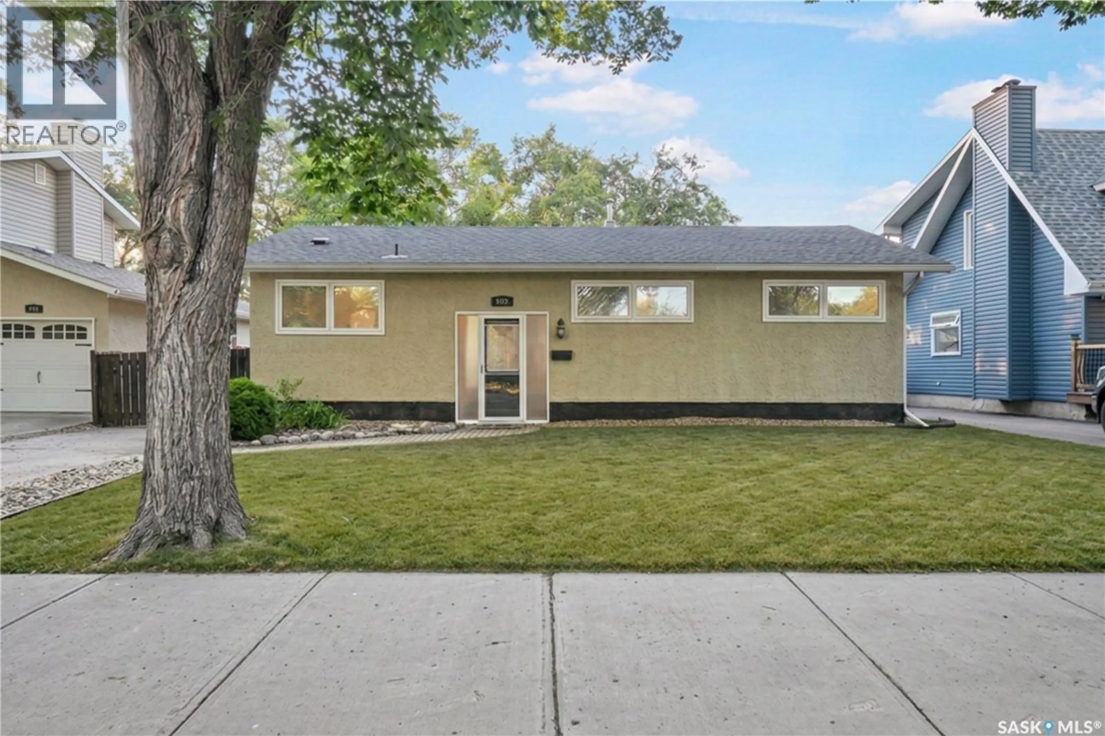 Home with vinyl exterior material, street for 828 SHANNON ROAD, Regina Saskatchewan S4S5K2