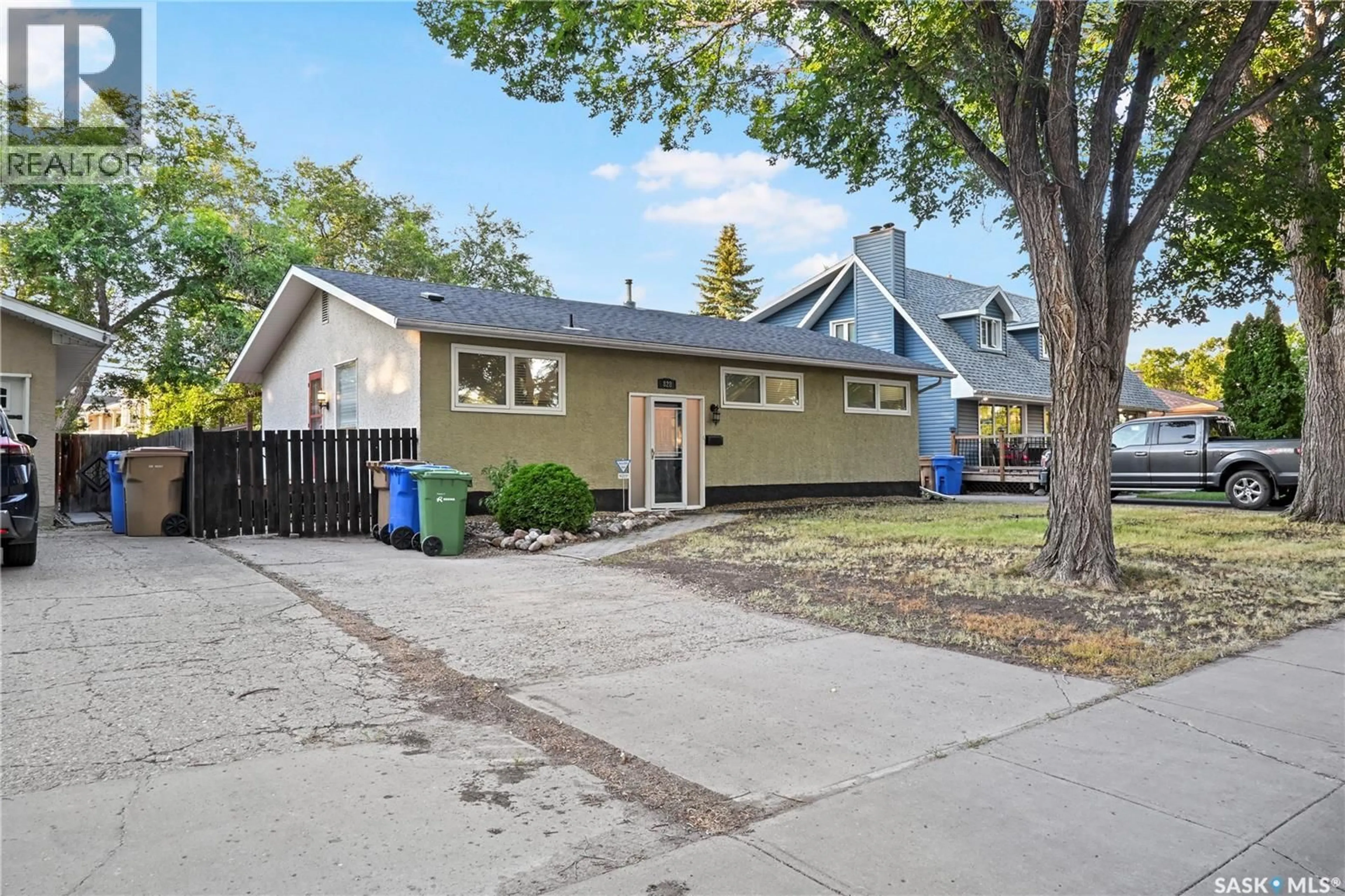 Home with vinyl exterior material, street for 828 SHANNON ROAD, Regina Saskatchewan S4S5K2