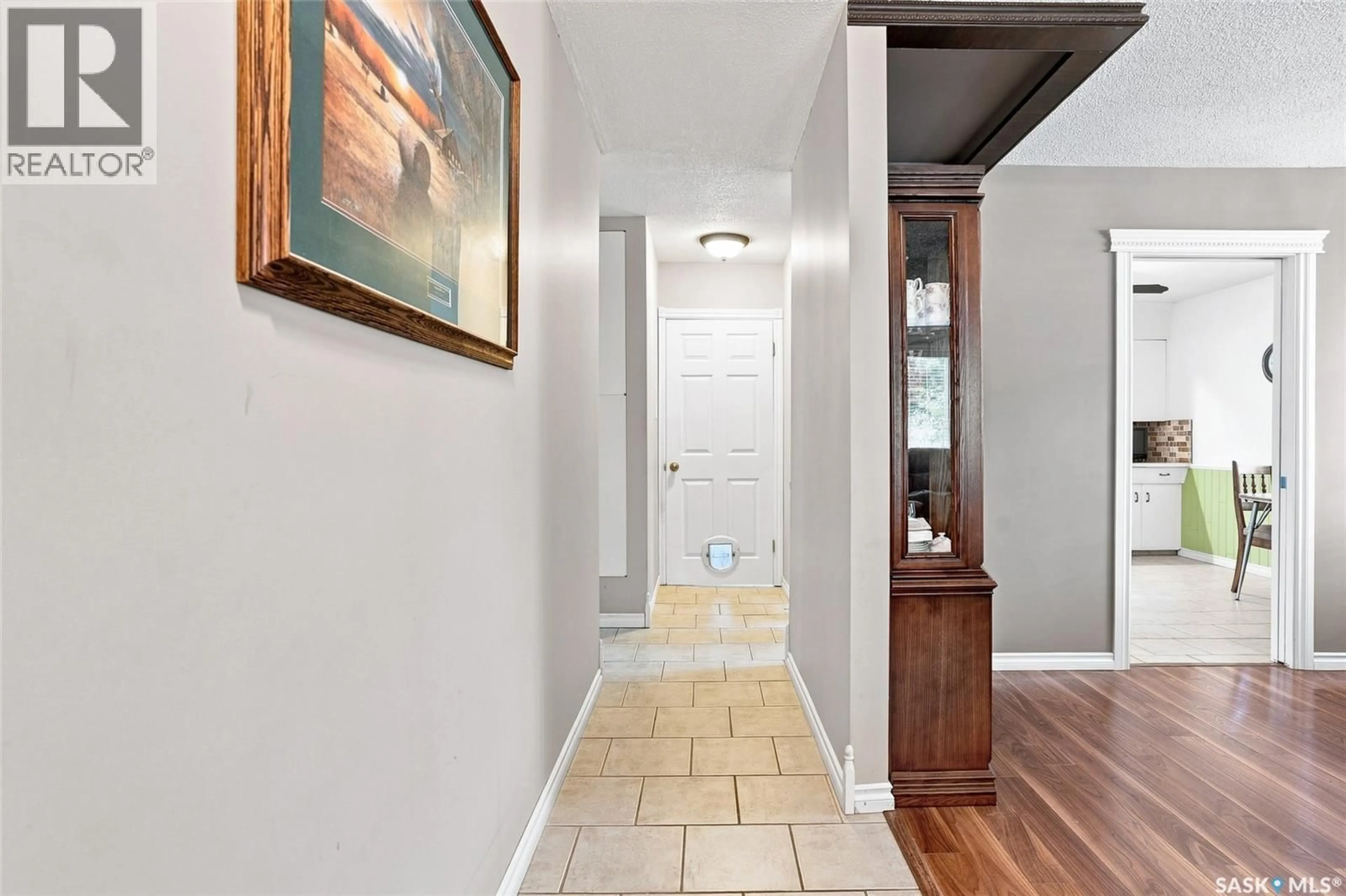 Indoor entryway for 3008 EASTVIEW, Saskatoon Saskatchewan S7J3J2