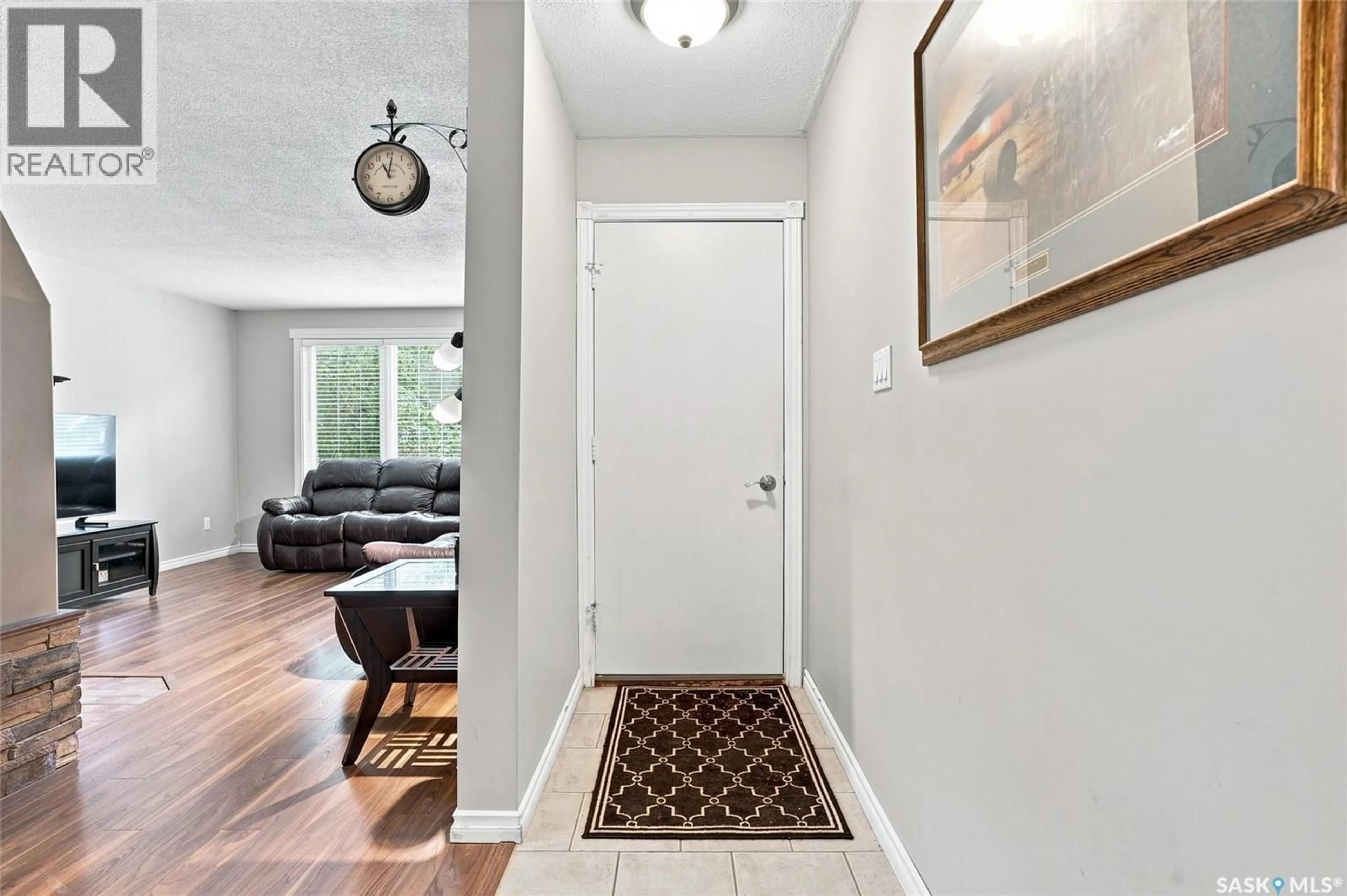 Indoor entryway for 3008 EASTVIEW, Saskatoon Saskatchewan S7J3J2