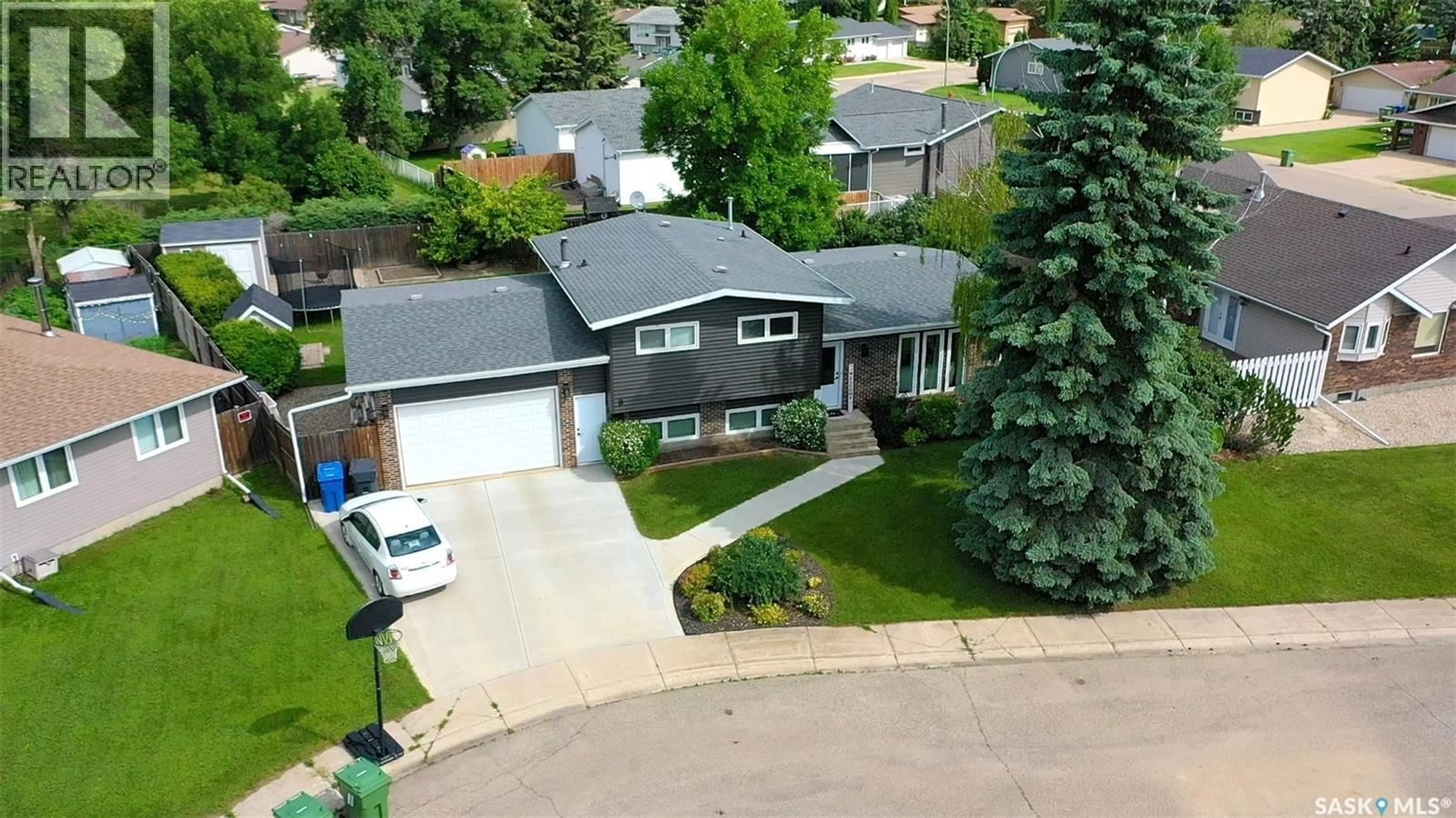 A pic from outside/outdoor area/front of a property/back of a property/a pic from drone, street for 9 GIBSON BAY, Yorkton Saskatchewan S3N3H4