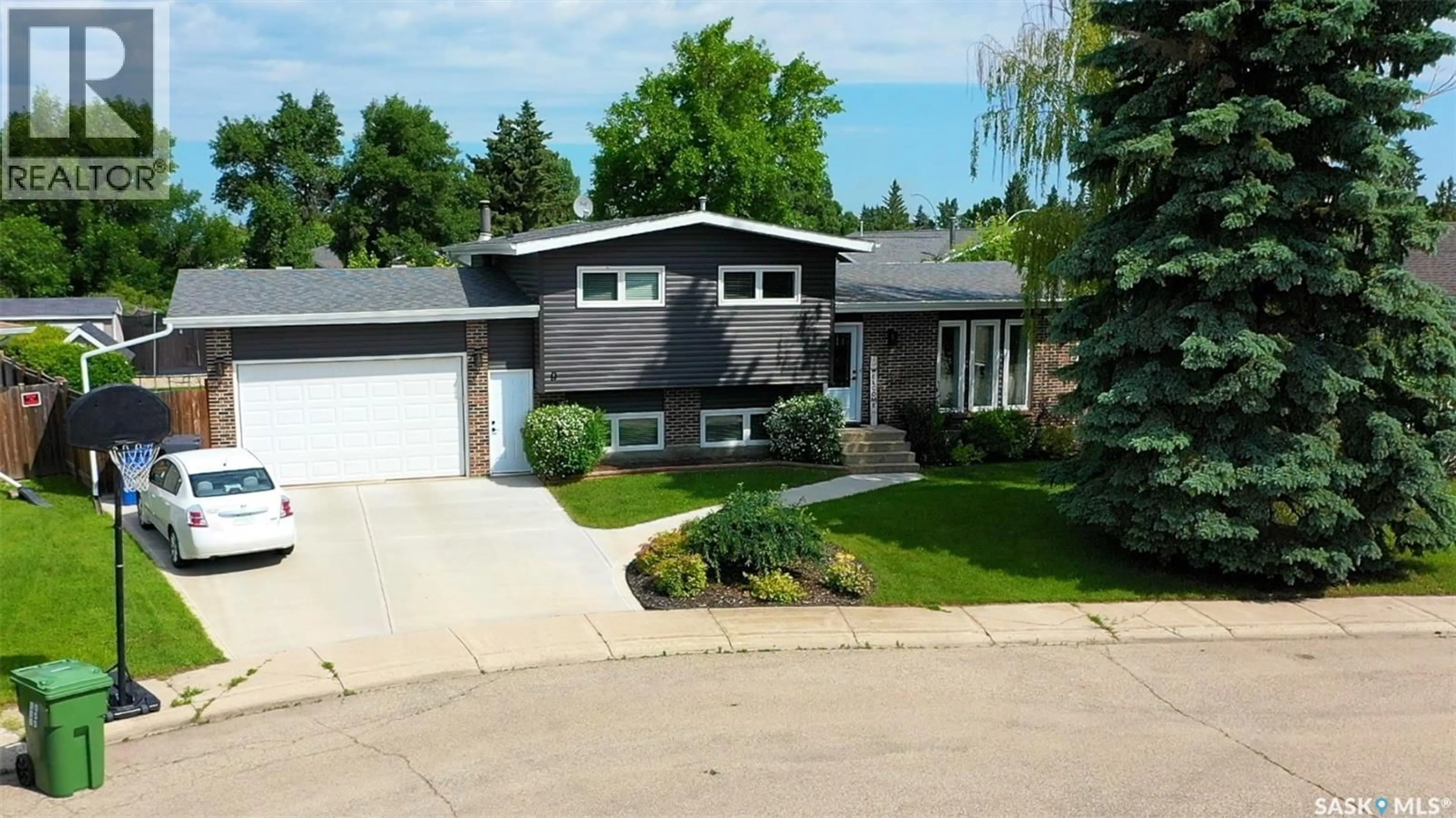 Home with vinyl exterior material, street for 9 GIBSON BAY, Yorkton Saskatchewan S3N3H4