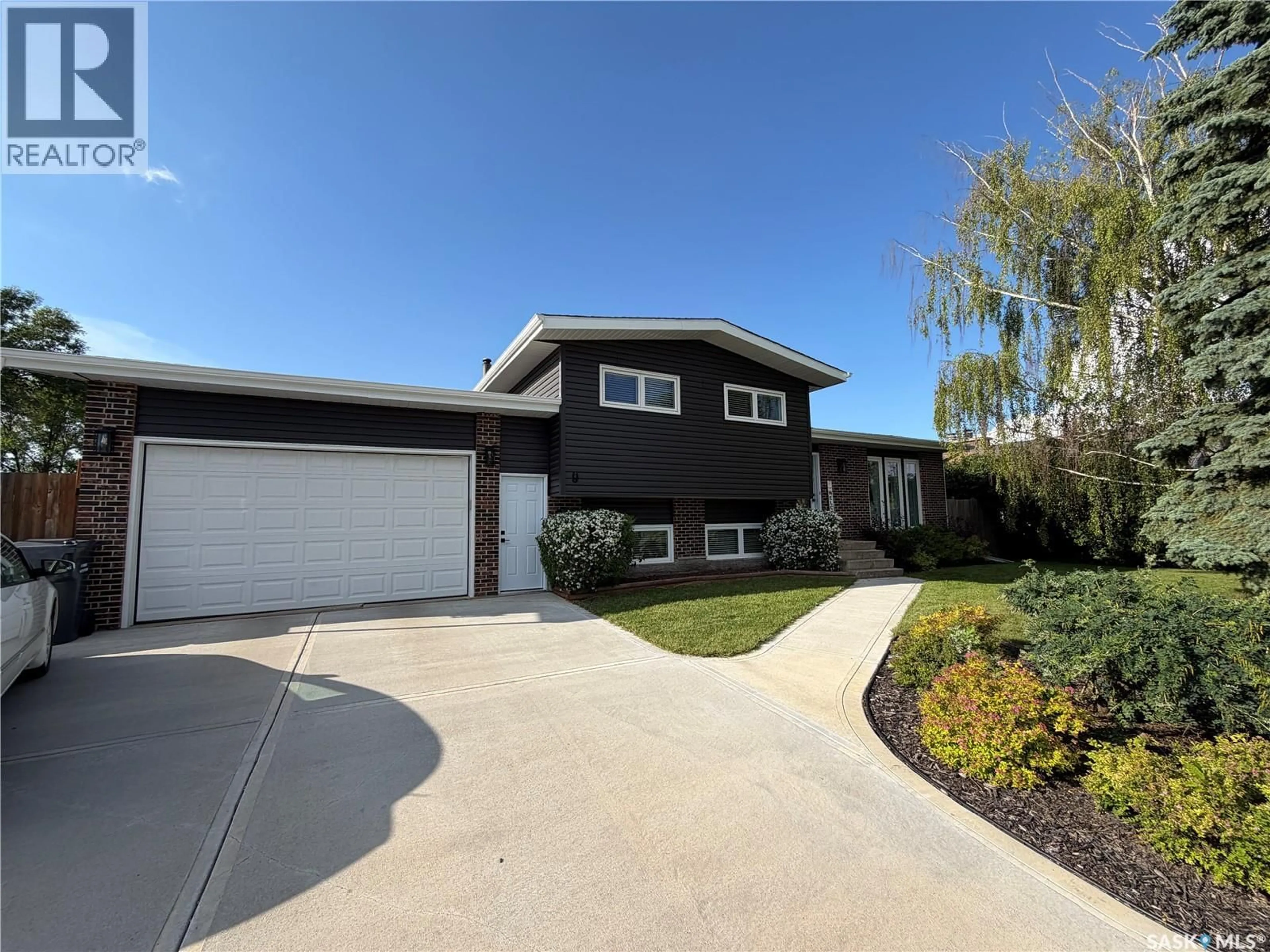 Home with vinyl exterior material, street for 9 GIBSON BAY, Yorkton Saskatchewan S3N3H4