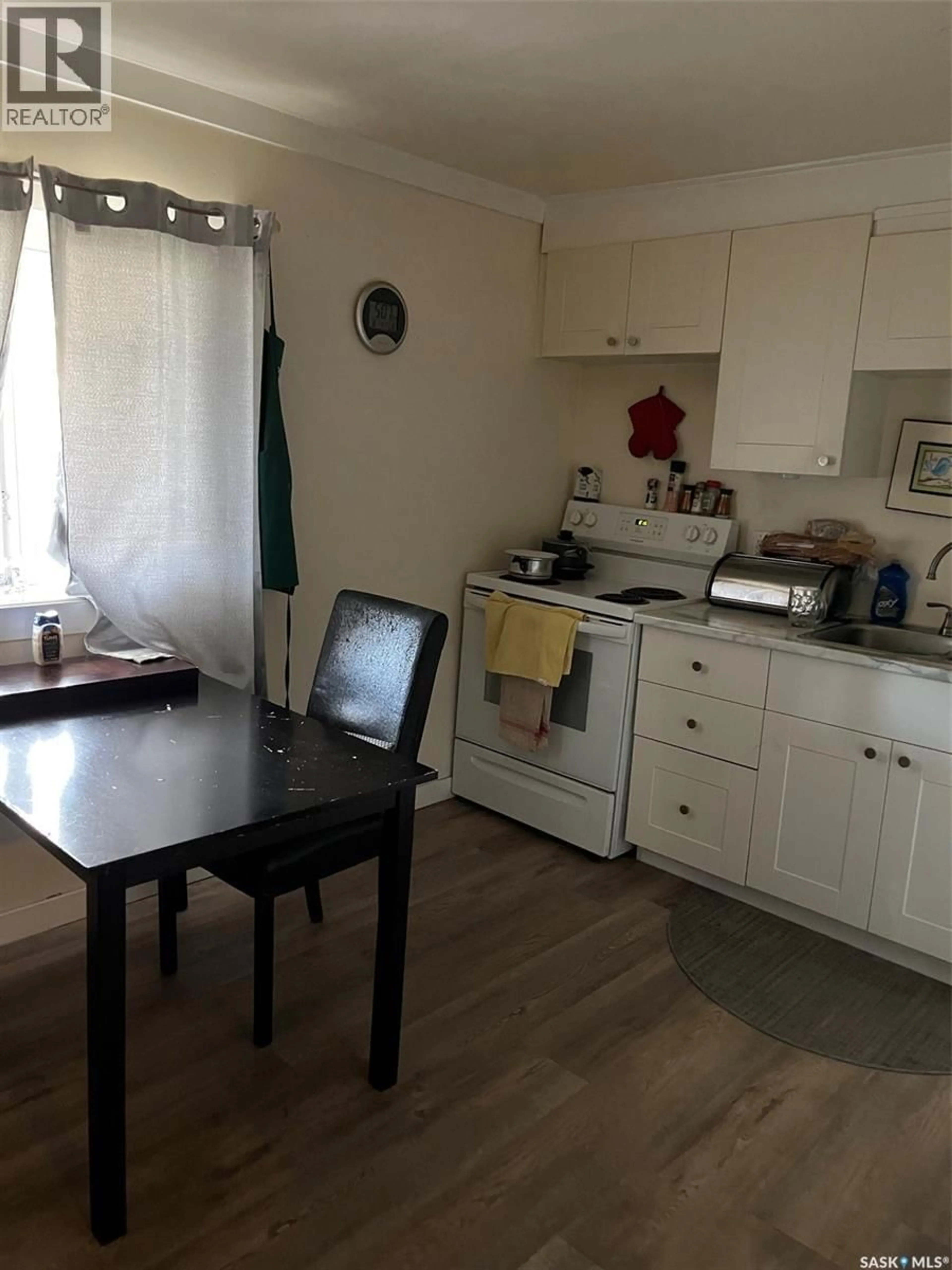 Standard kitchen, unknown for 726 M AVENUE, Saskatoon Saskatchewan S7M2L4