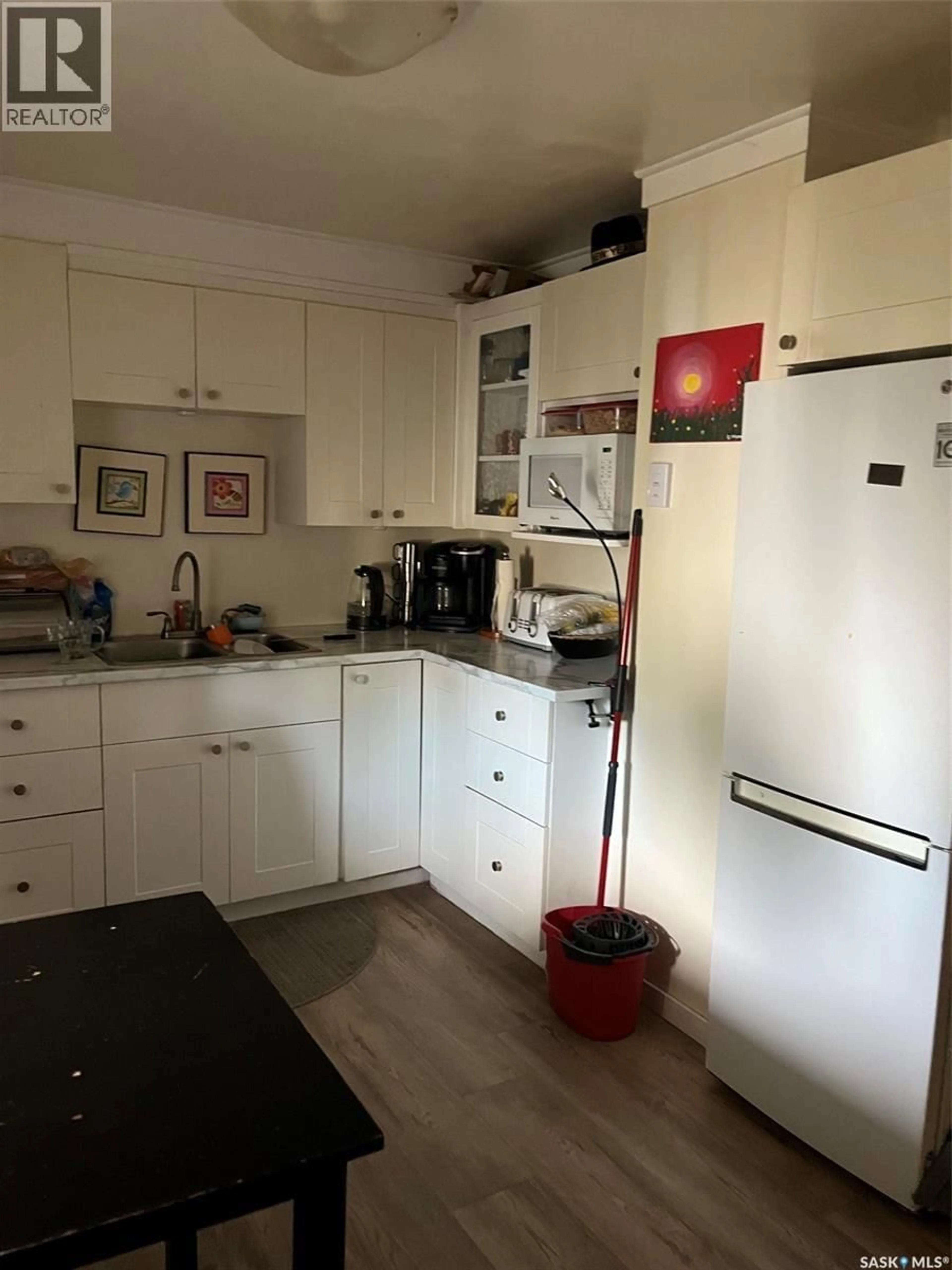 Standard kitchen, unknown for 726 M AVENUE, Saskatoon Saskatchewan S7M2L4