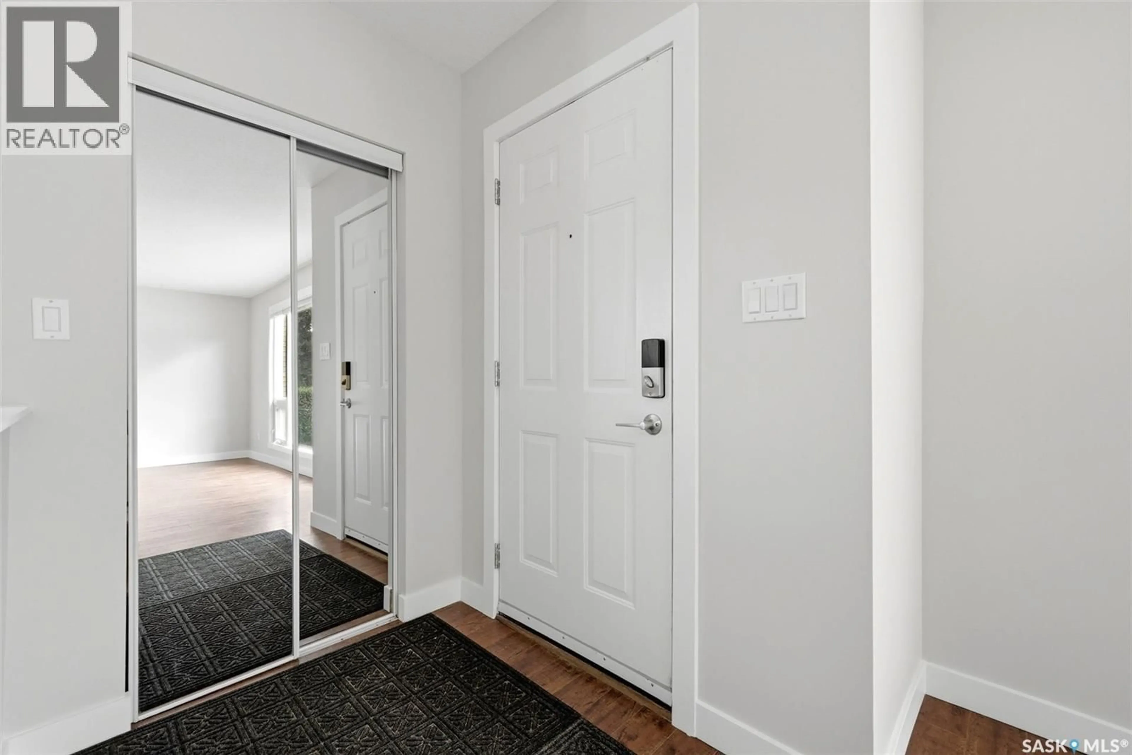 Indoor entryway for 4008 REGINA AVENUE, Regina Saskatchewan S4S0H9
