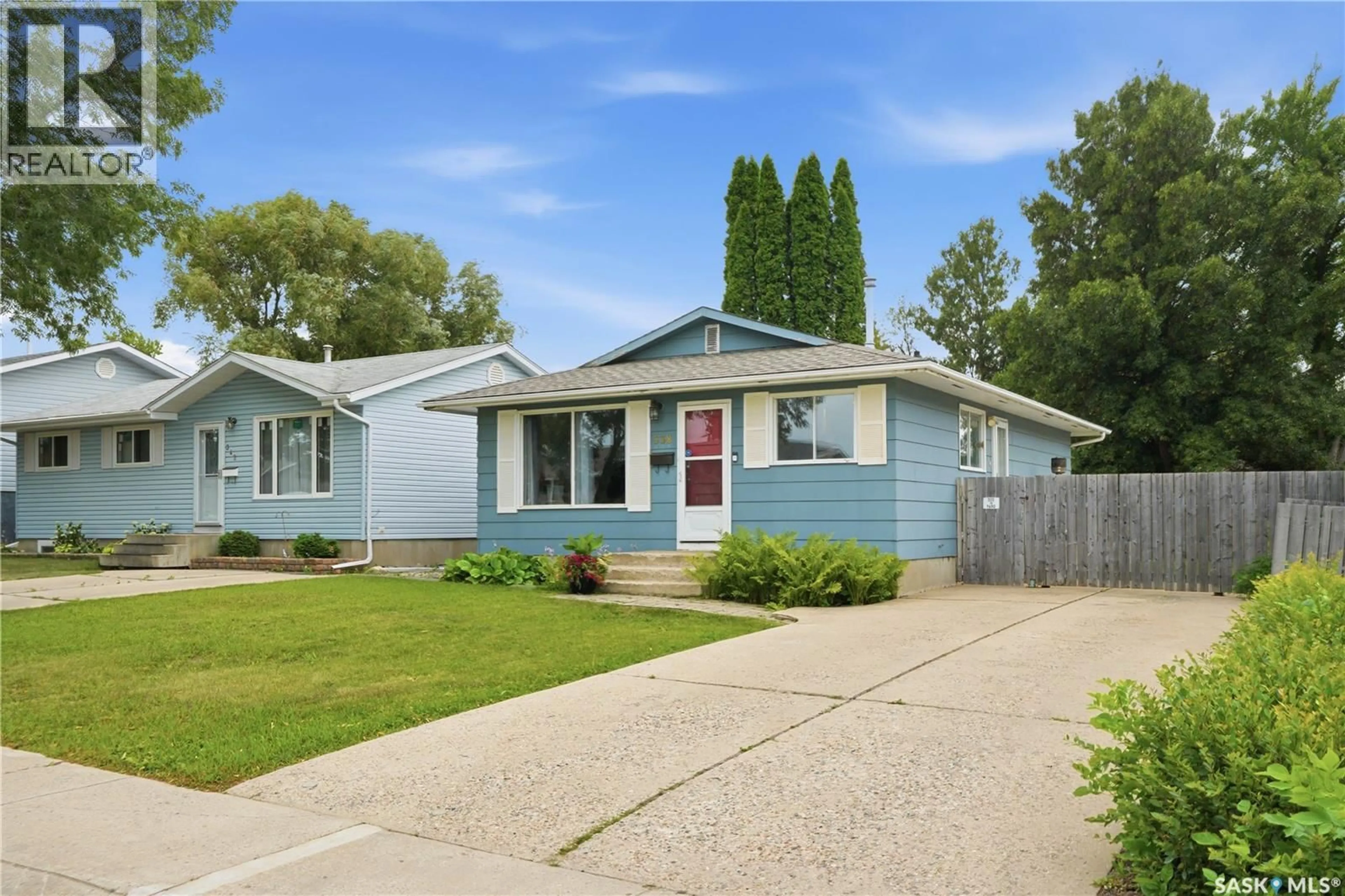 Home with vinyl exterior material, street for 338 BROCK CRESCENT, Saskatoon Saskatchewan S7H4N5