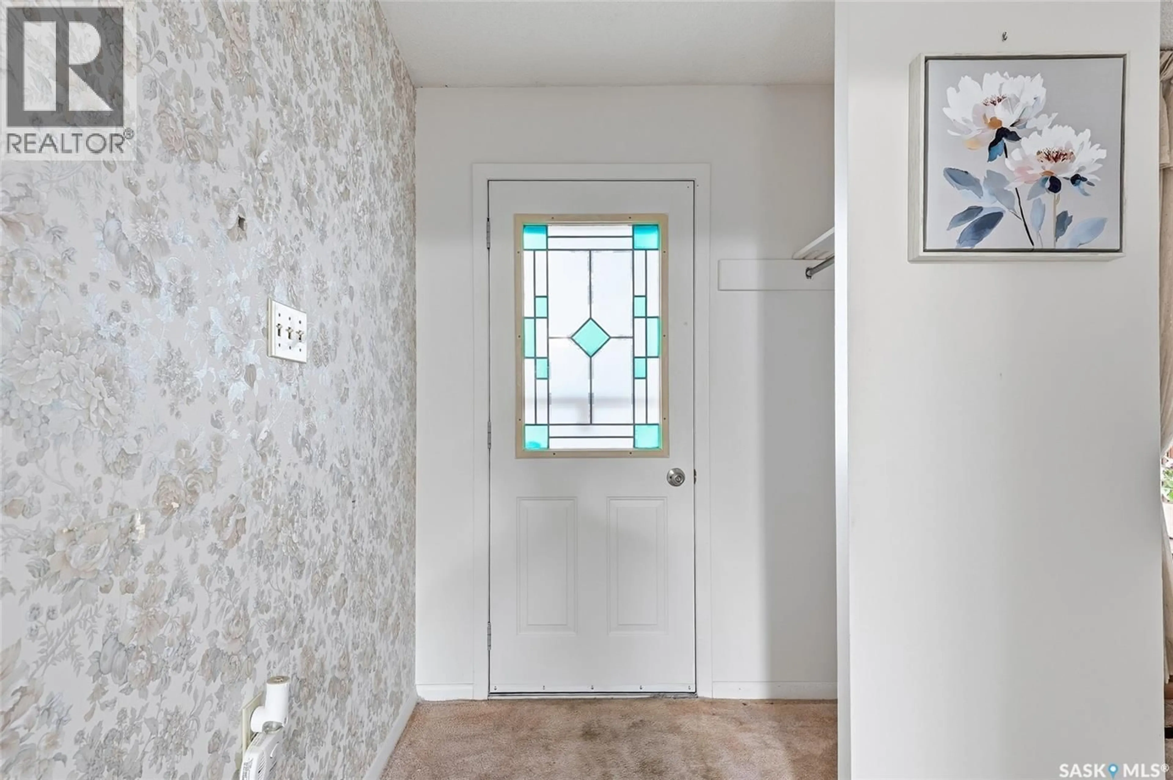Indoor entryway for 910 T AVENUE, Saskatoon Saskatchewan S7L3C1