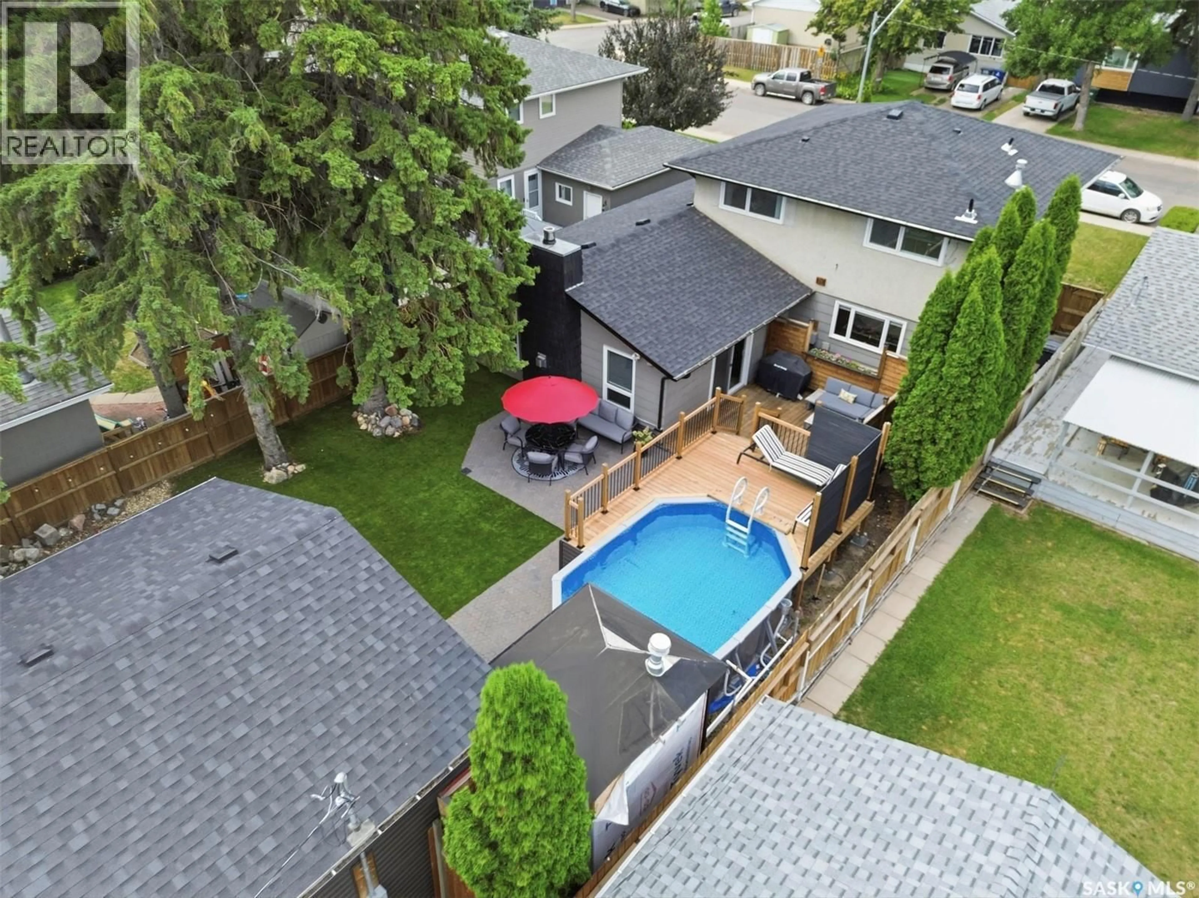 A pic from outside/outdoor area/front of a property/back of a property/a pic from drone, street for 207 113TH STREET, Saskatoon Saskatchewan S7N1W1