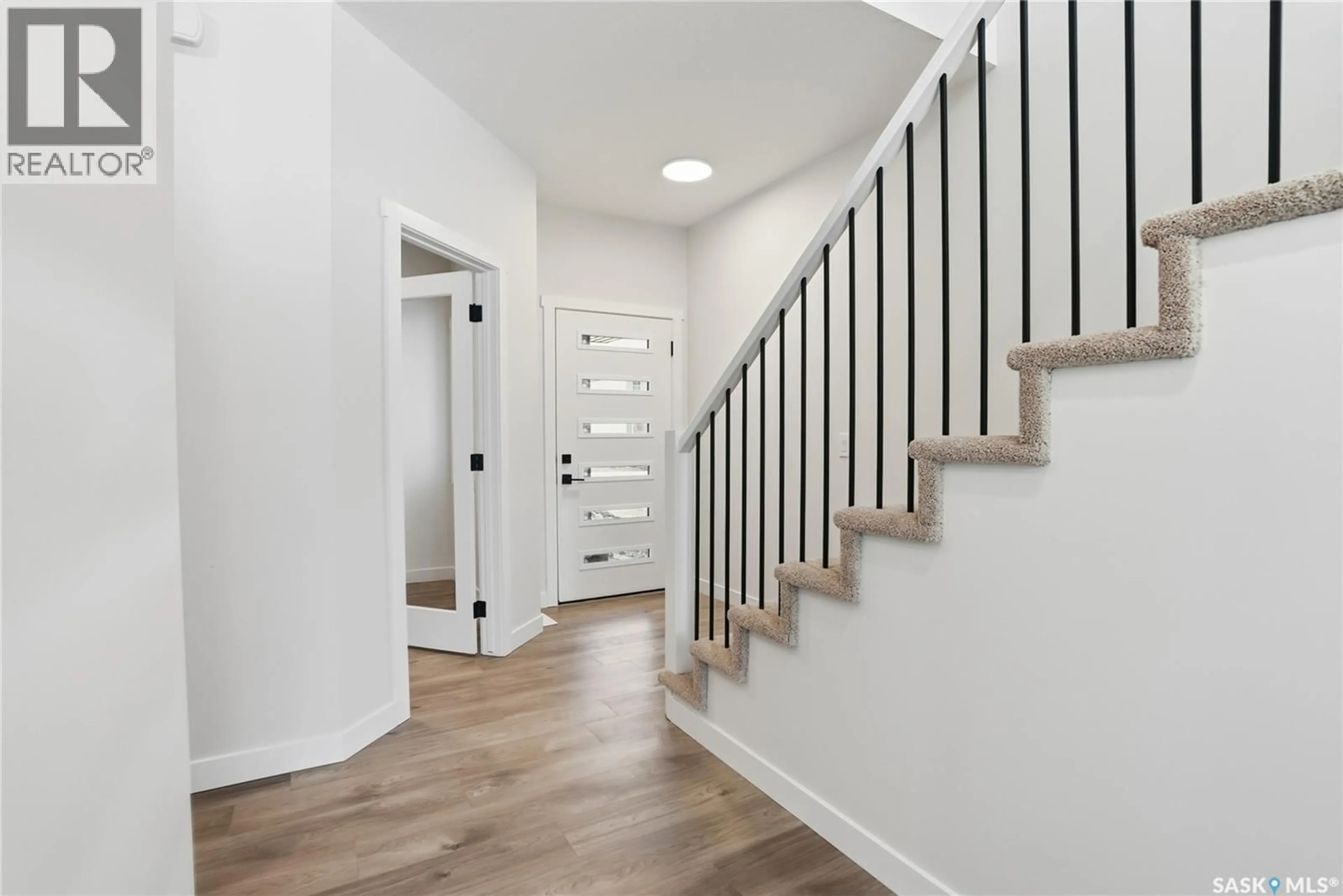 Indoor entryway for 211 AMISK WAY, Saskatoon Saskatchewan S7V1W5