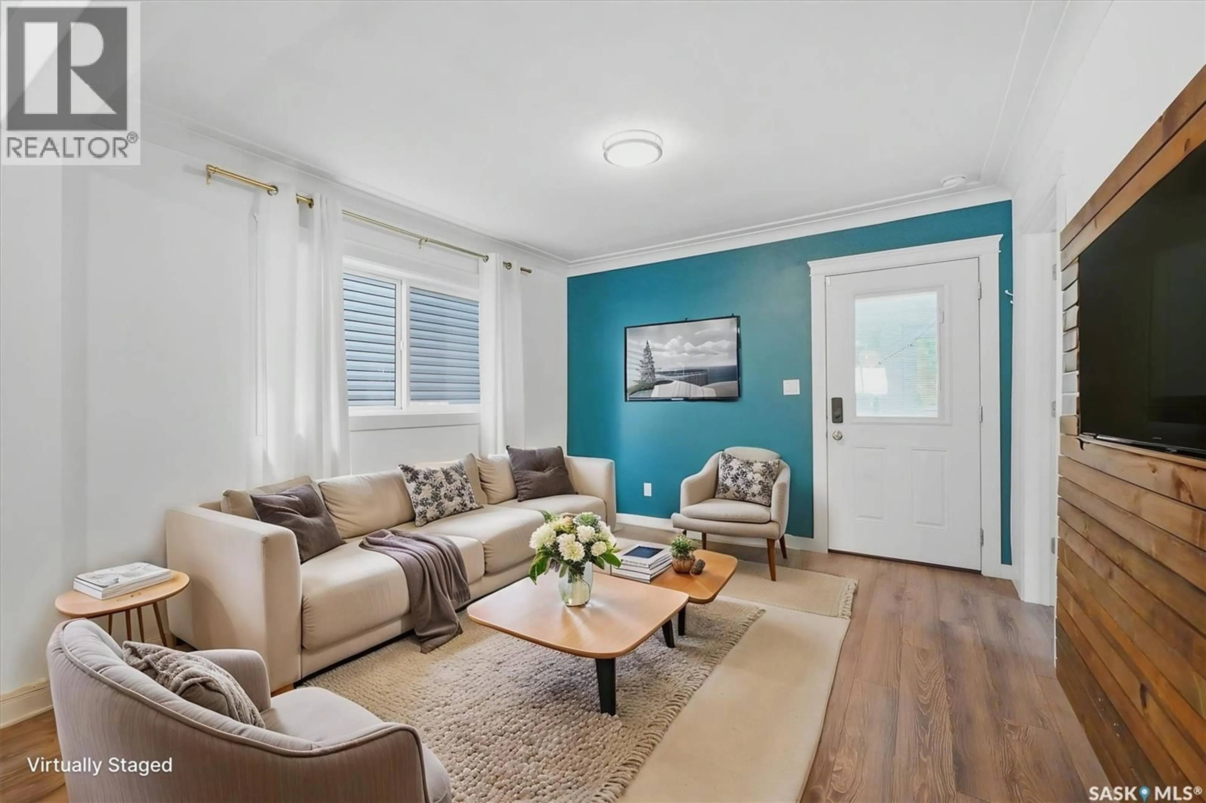 Living room with furniture, wood/laminate floor for 720 WALMER ROAD, Saskatoon Saskatchewan S7L0E4