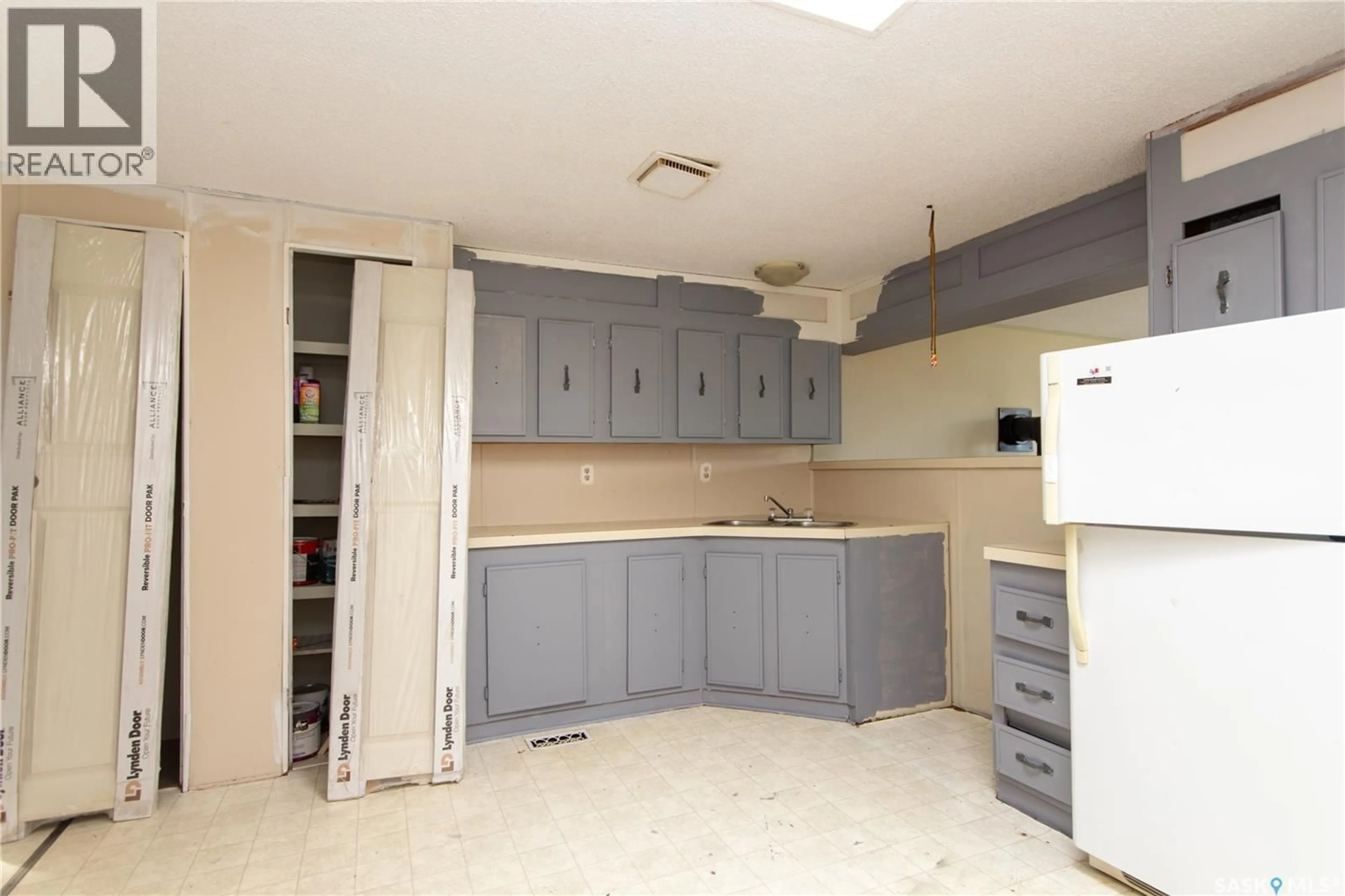 Standard kitchen, unknown for 461 35TH STREET, Battleford Saskatchewan S0M0E0